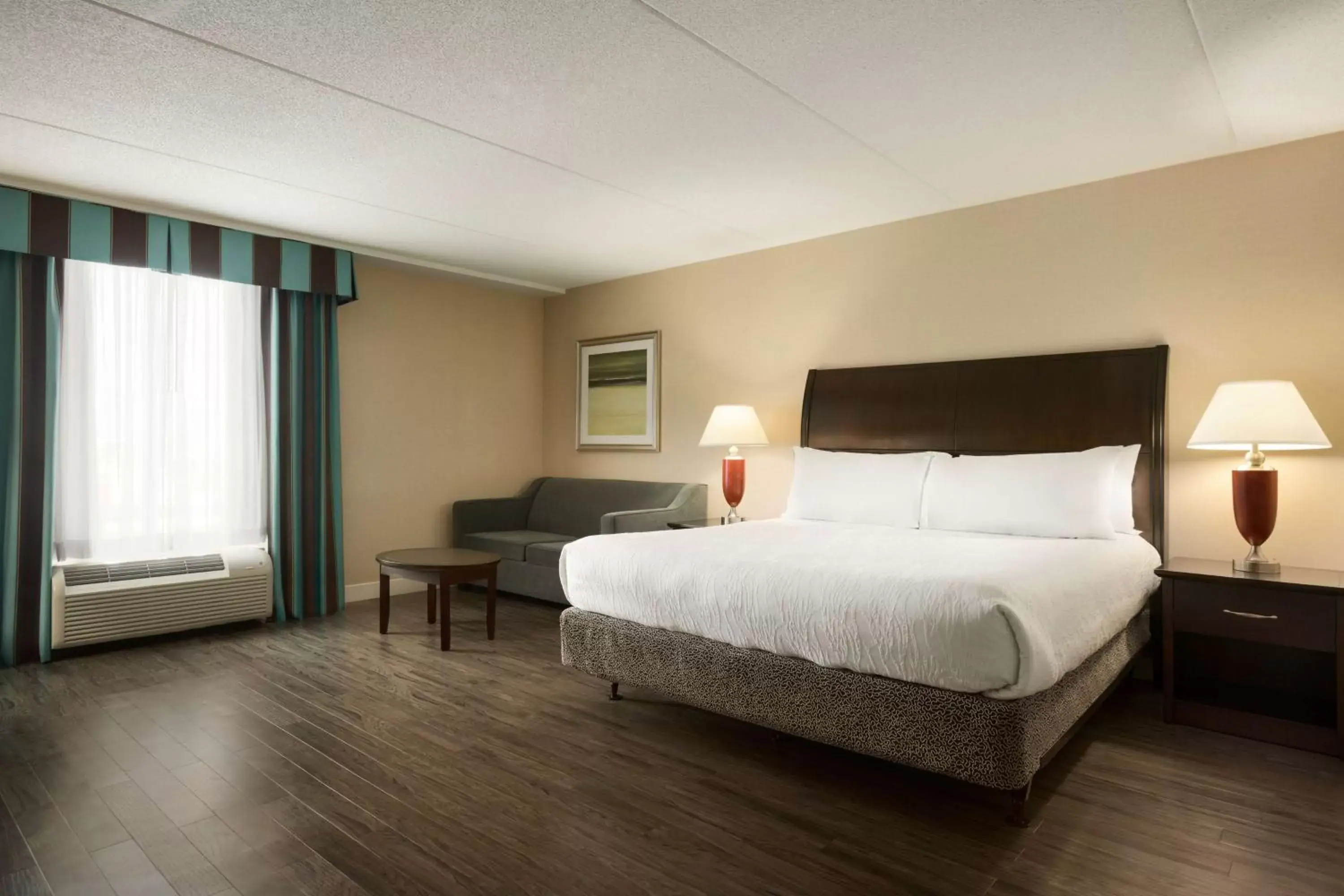 Living room, Bed in Hilton Garden Inn Toronto/Vaughan