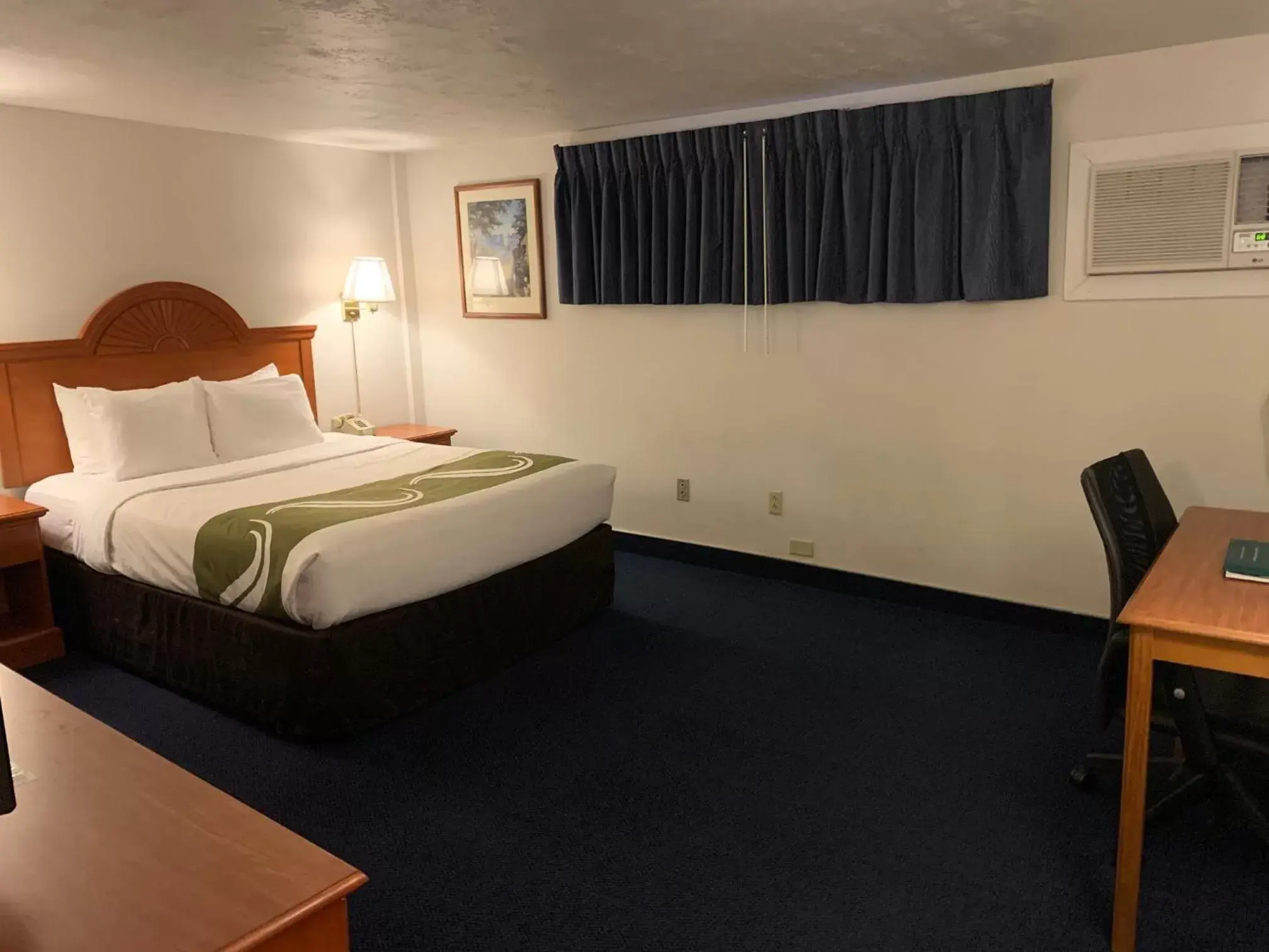 Photo of the whole room, Bed in America's Best Value Inn