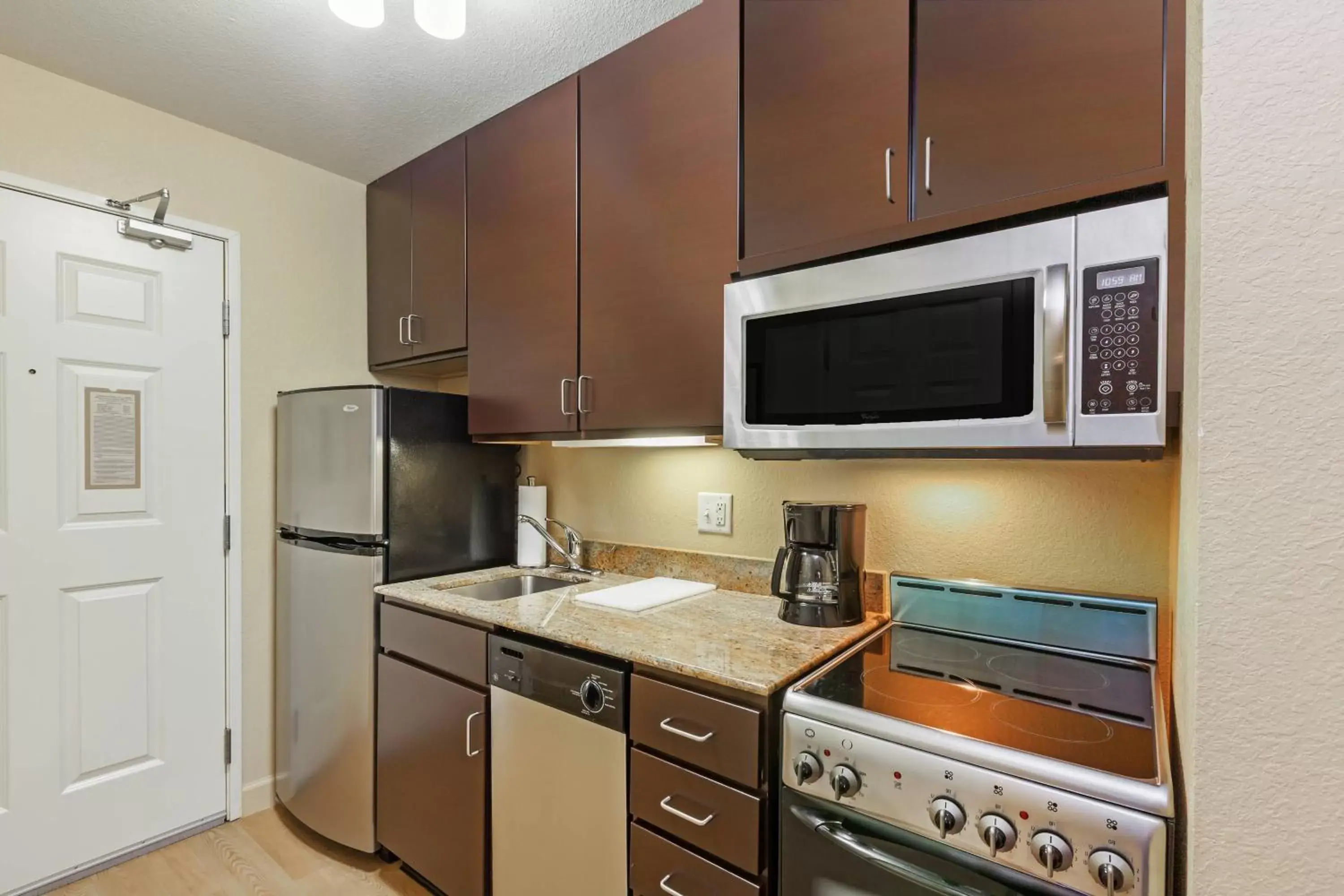 Kitchen or kitchenette, Kitchen/Kitchenette in TownePlace Suites by Marriott Tulsa Broken Arrow