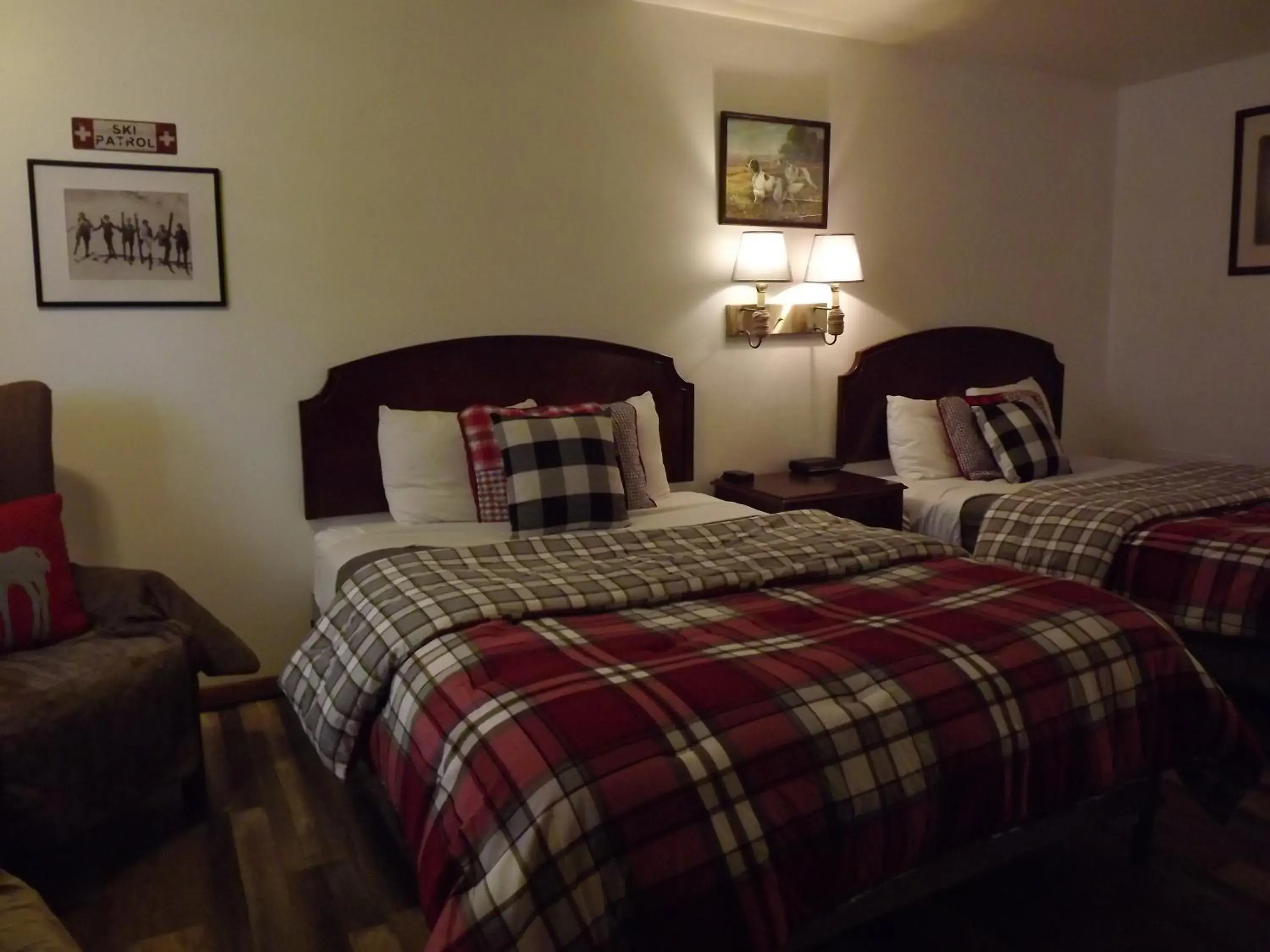 Photo of the whole room, Bed in Crest Country Inn