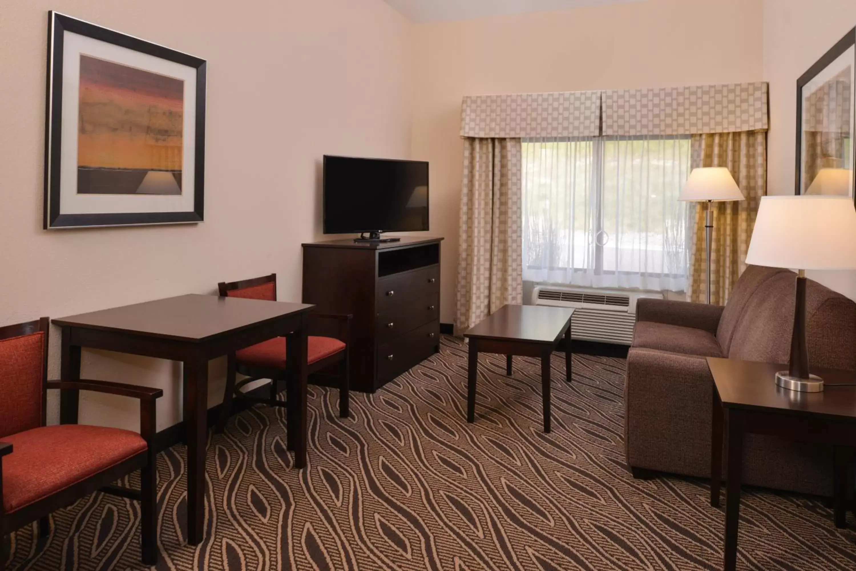 Photo of the whole room, TV/Entertainment Center in Holiday Inn Express & Suites Washington - Meadow Lands, an IHG Hotel