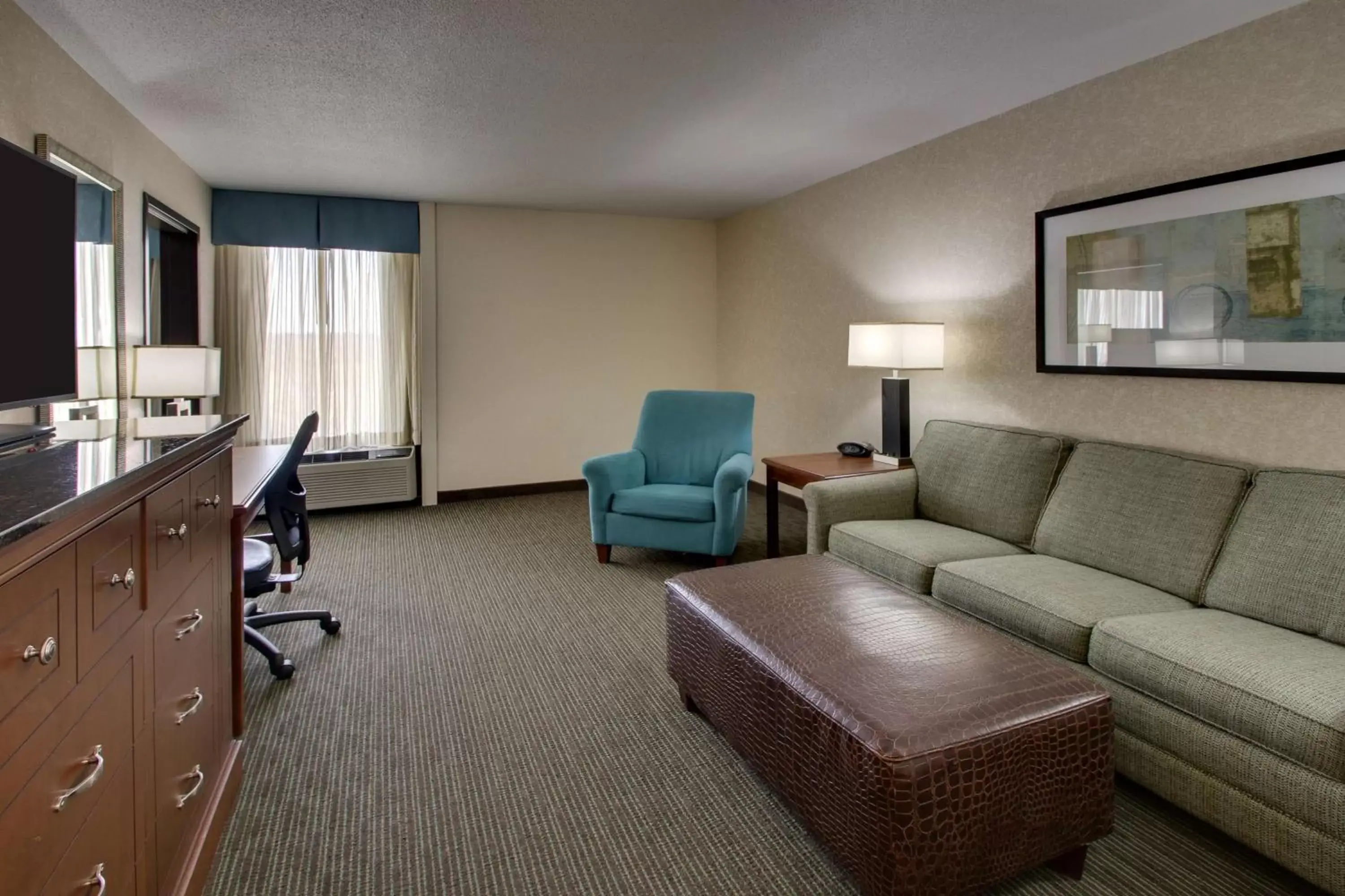 Photo of the whole room, Seating Area in Drury Inn & Suites Cape Girardeau