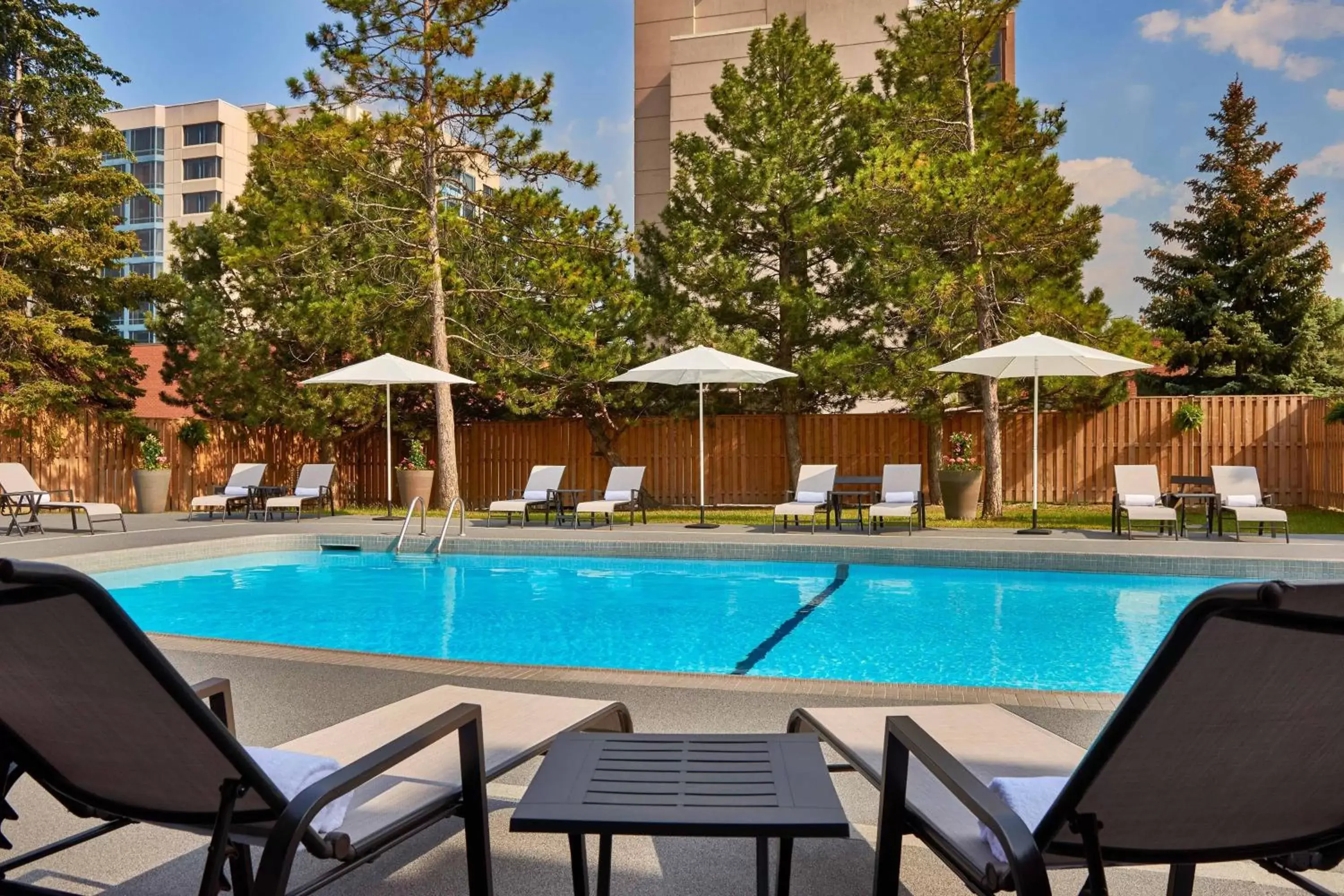 Swimming Pool in Sheraton Parkway Toronto North Hotel & Suites