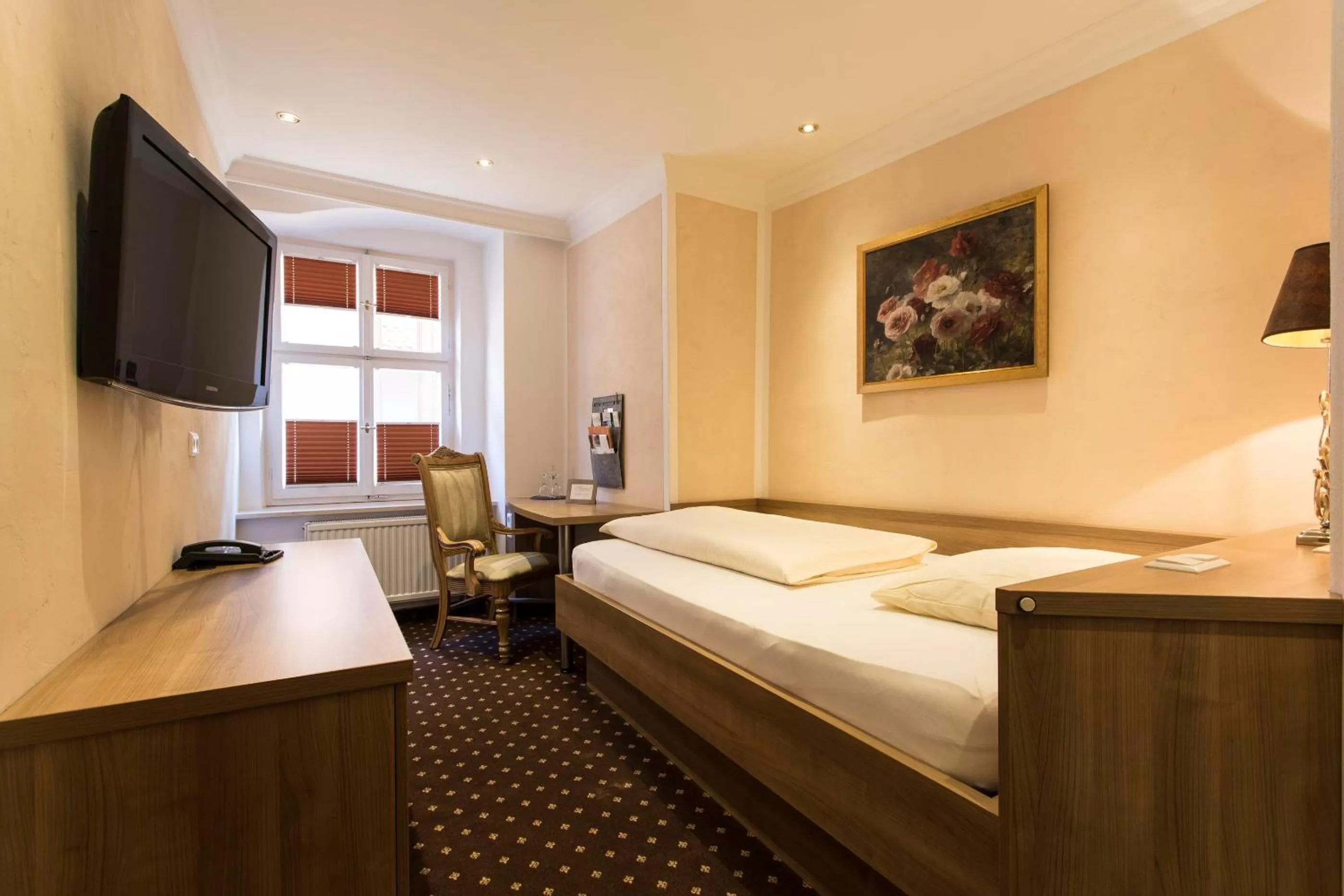 Photo of the whole room, Bed in Meiser Altstadt Hotel