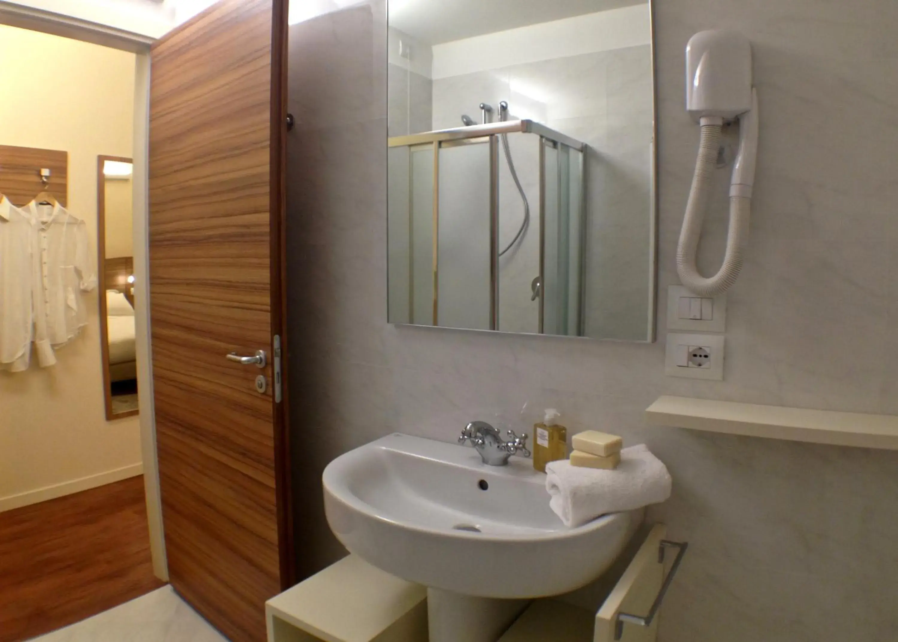 Shower, Bathroom in Hotel Forum