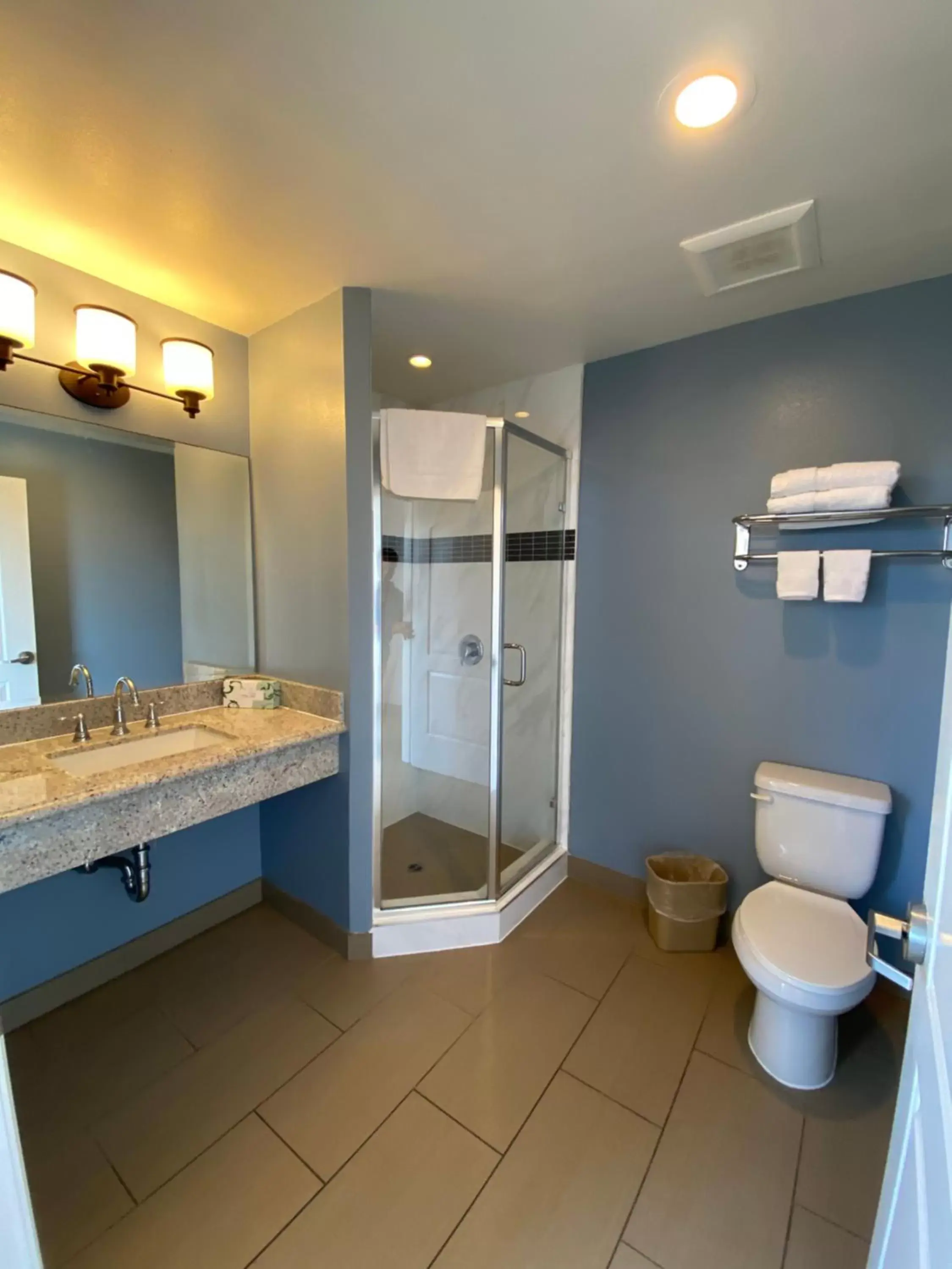 Shower, Bathroom in Ocean Surf Inn & Suites