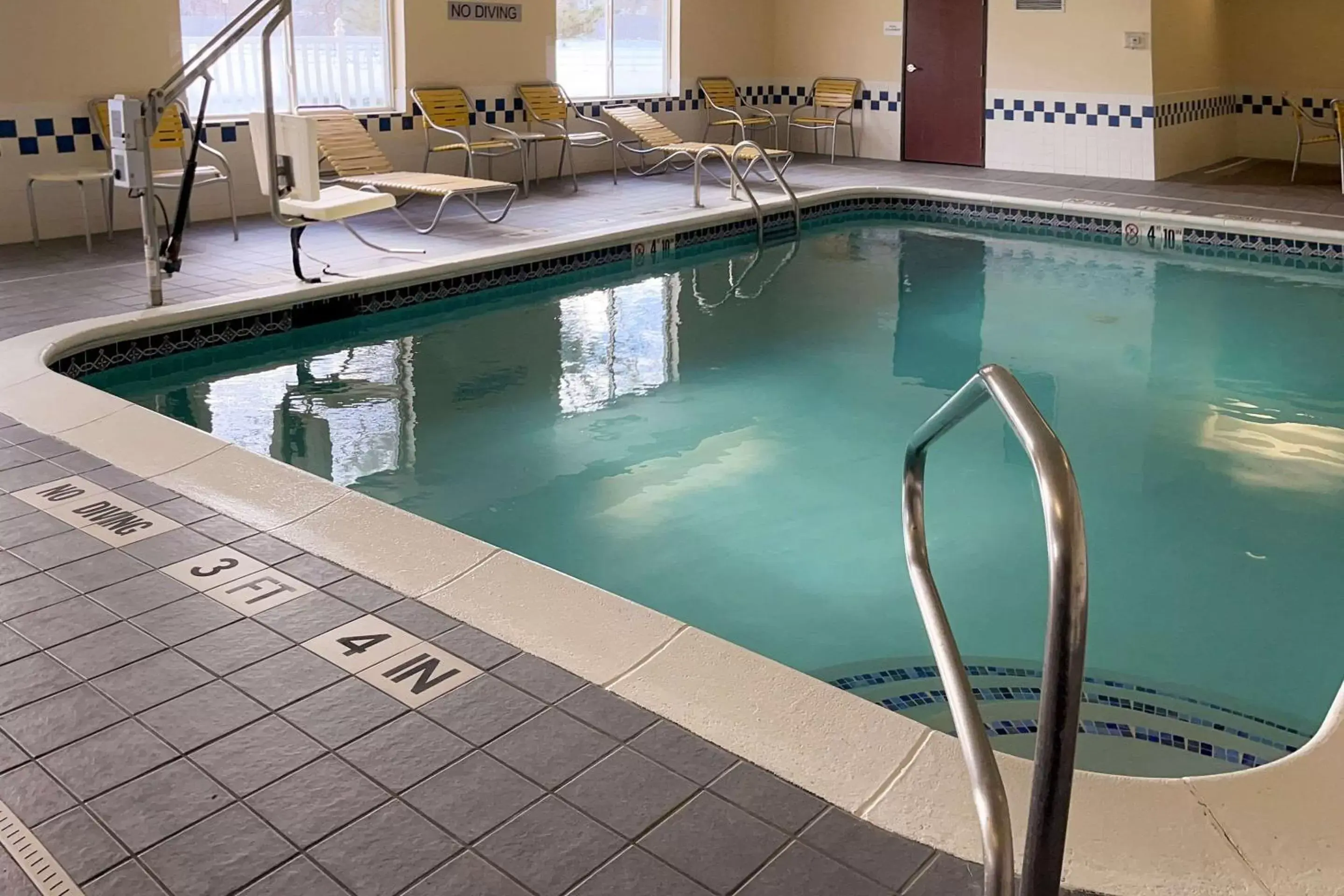 Swimming Pool in Comfort Inn & Suites Olathe - Kansas City