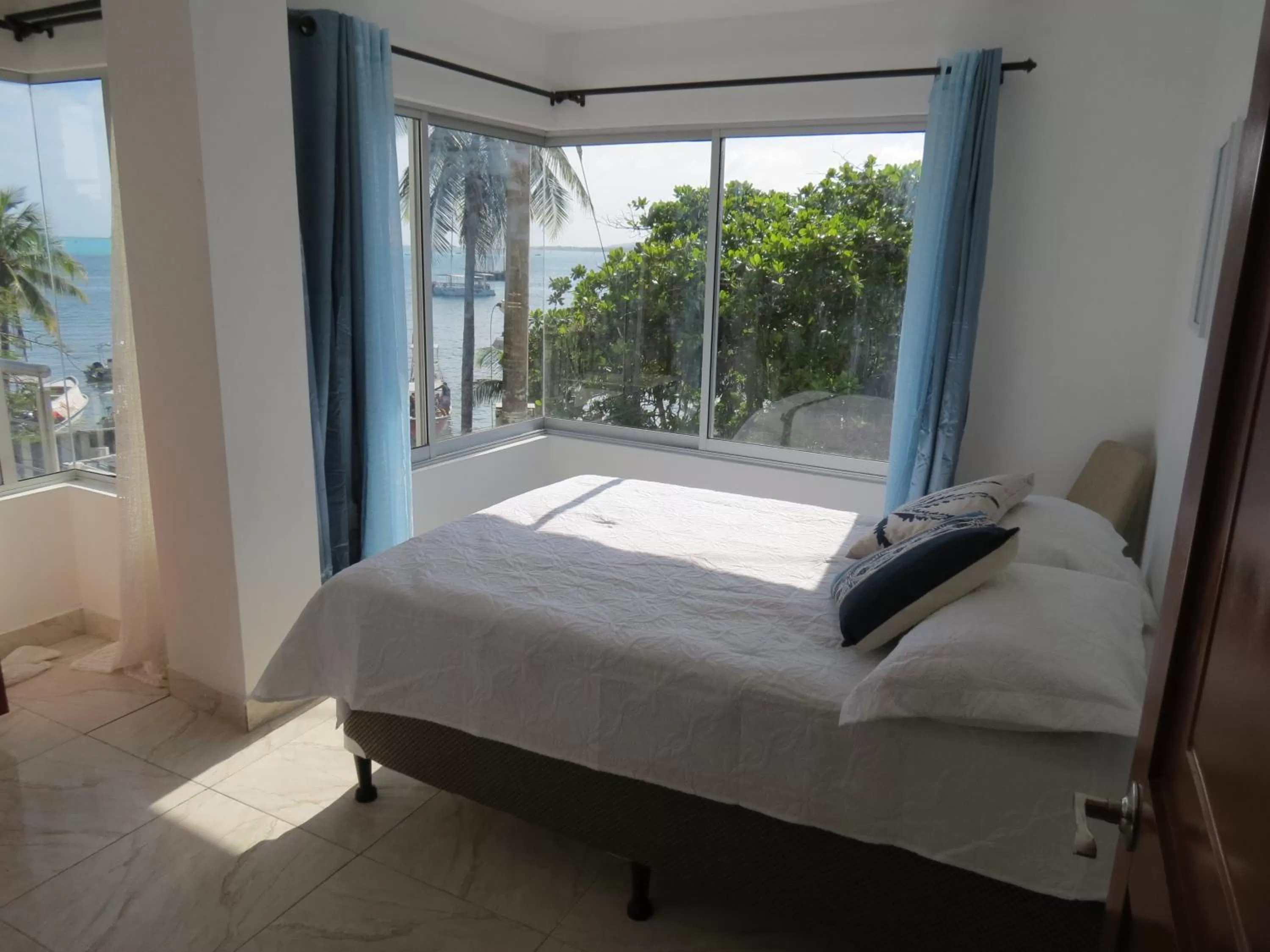 Photo of the whole room, Bed in ZOJO MARiNA BAY