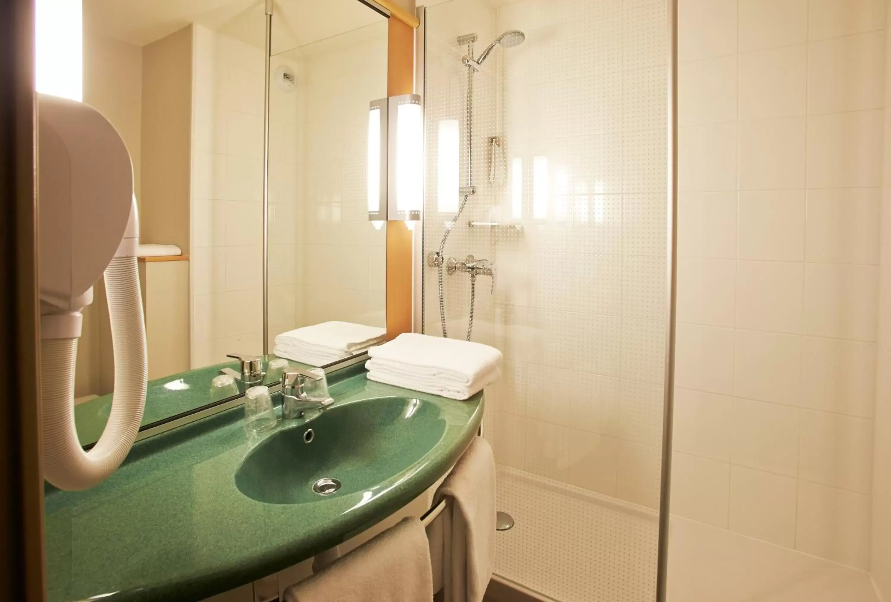 Shower, Bathroom in Ibis Auray