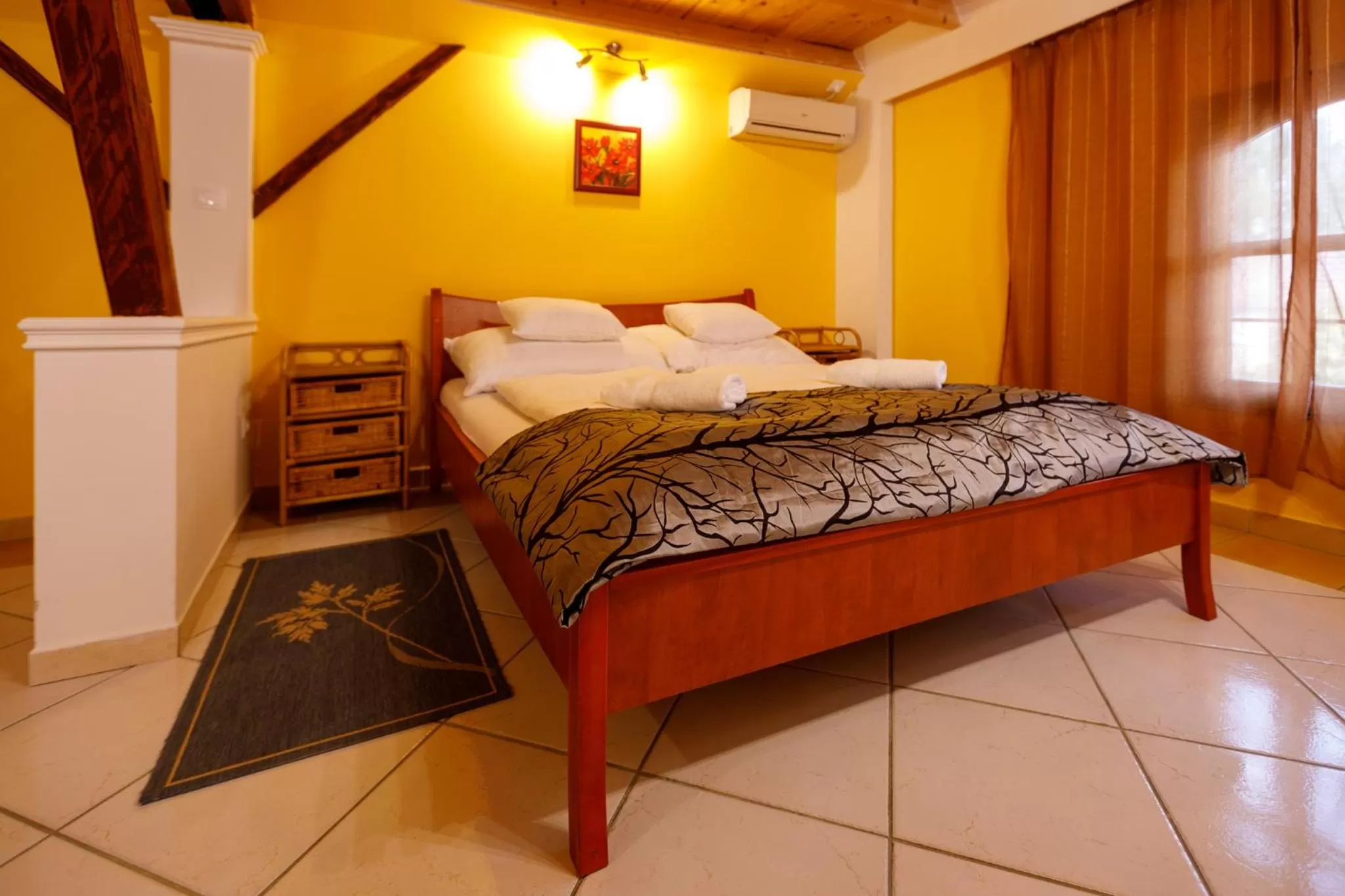 Bed in Central Panzió Gyula