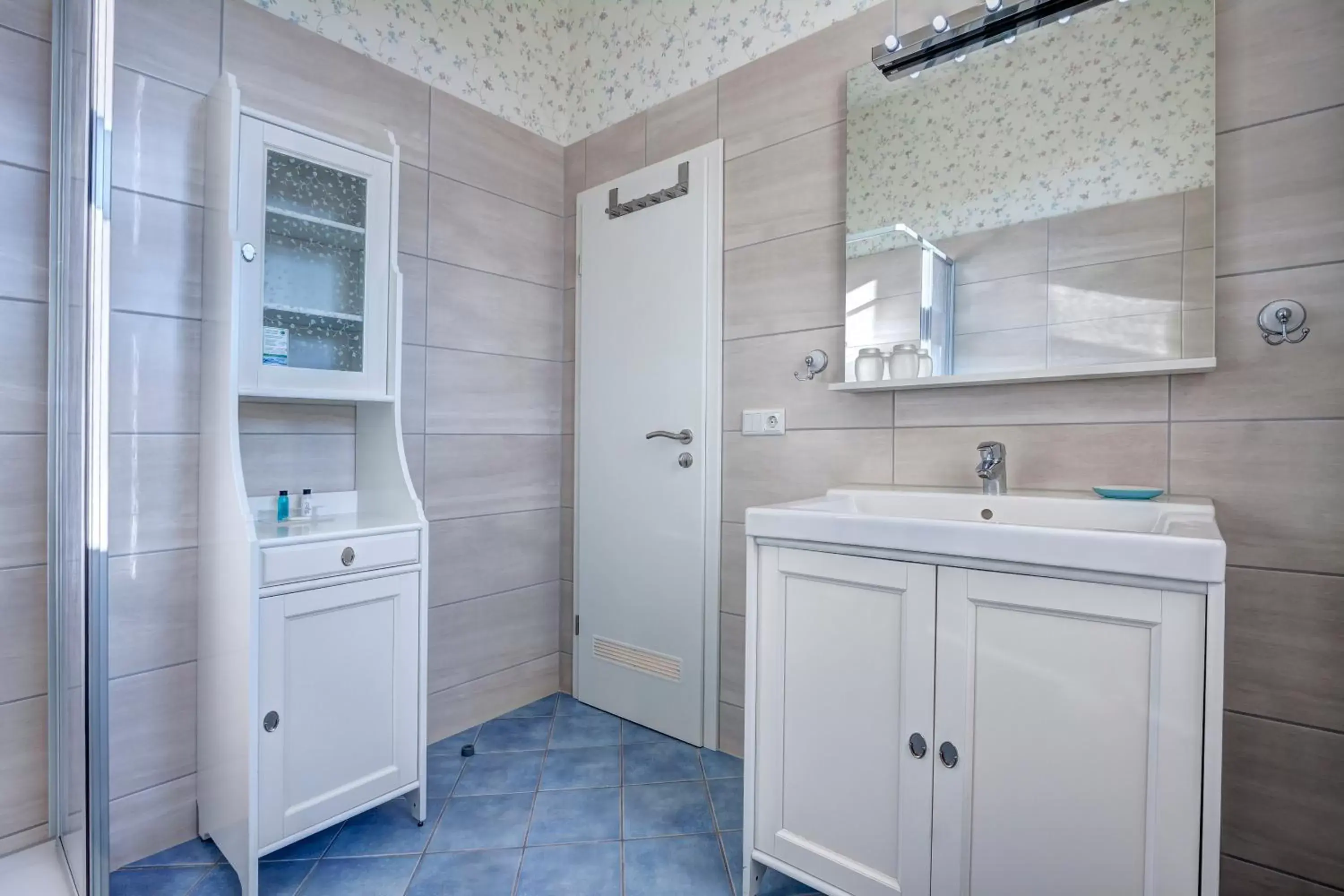 Photo of the whole room, Bathroom in Hotel Villa Seeschlößchen