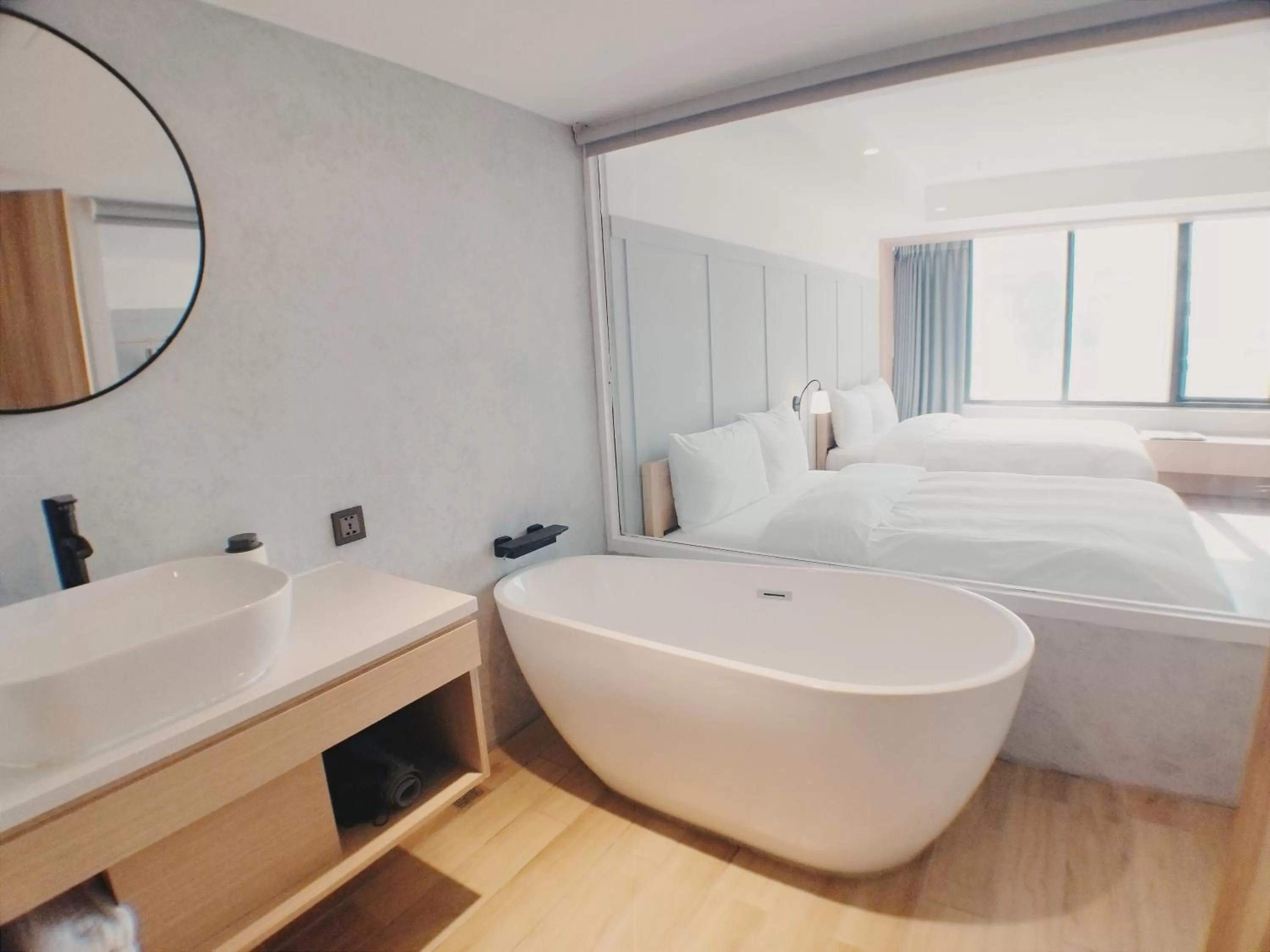 Bathroom, Bed in Green Hotel - Midori