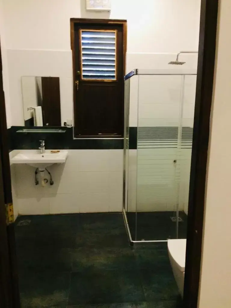 Bathroom in Sunrise Palace Negombo