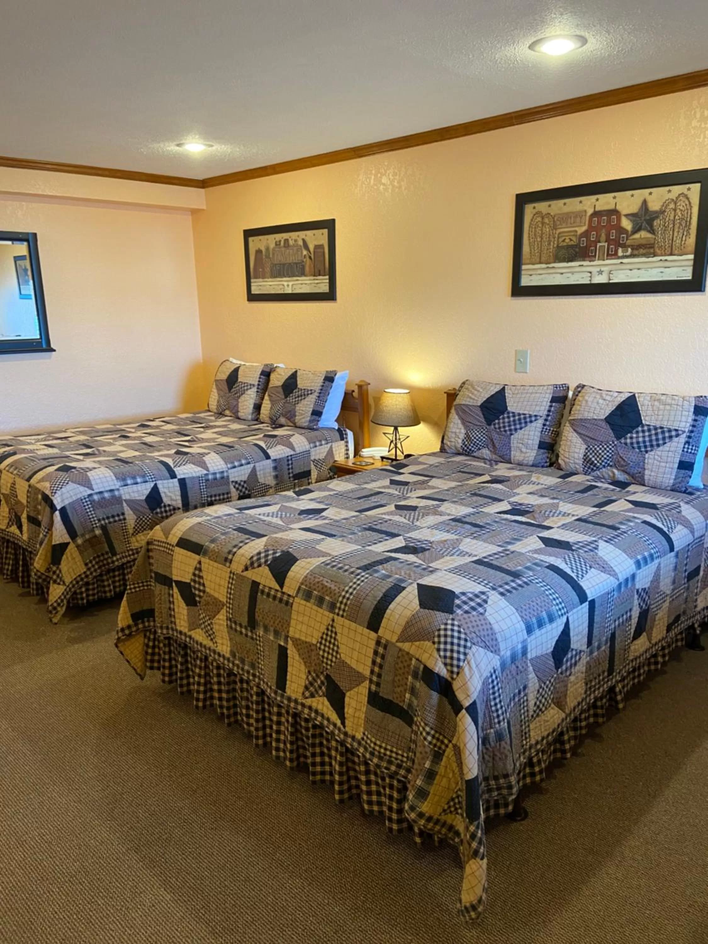 Photo of the whole room, Bed in The Garrett Inn