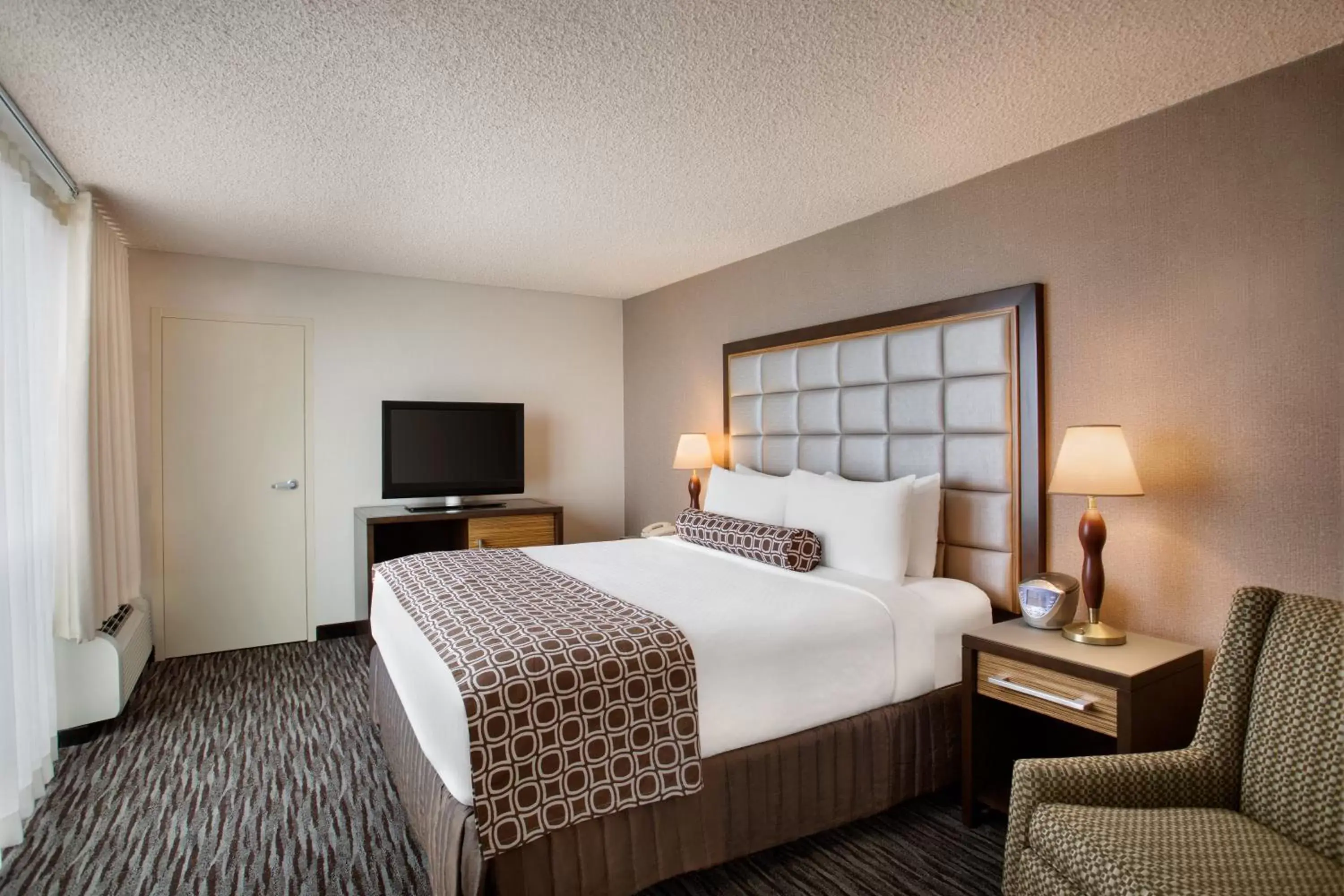 Photo of the whole room, Bed in Crowne Plaza San Francisco Airport, an IHG Hotel