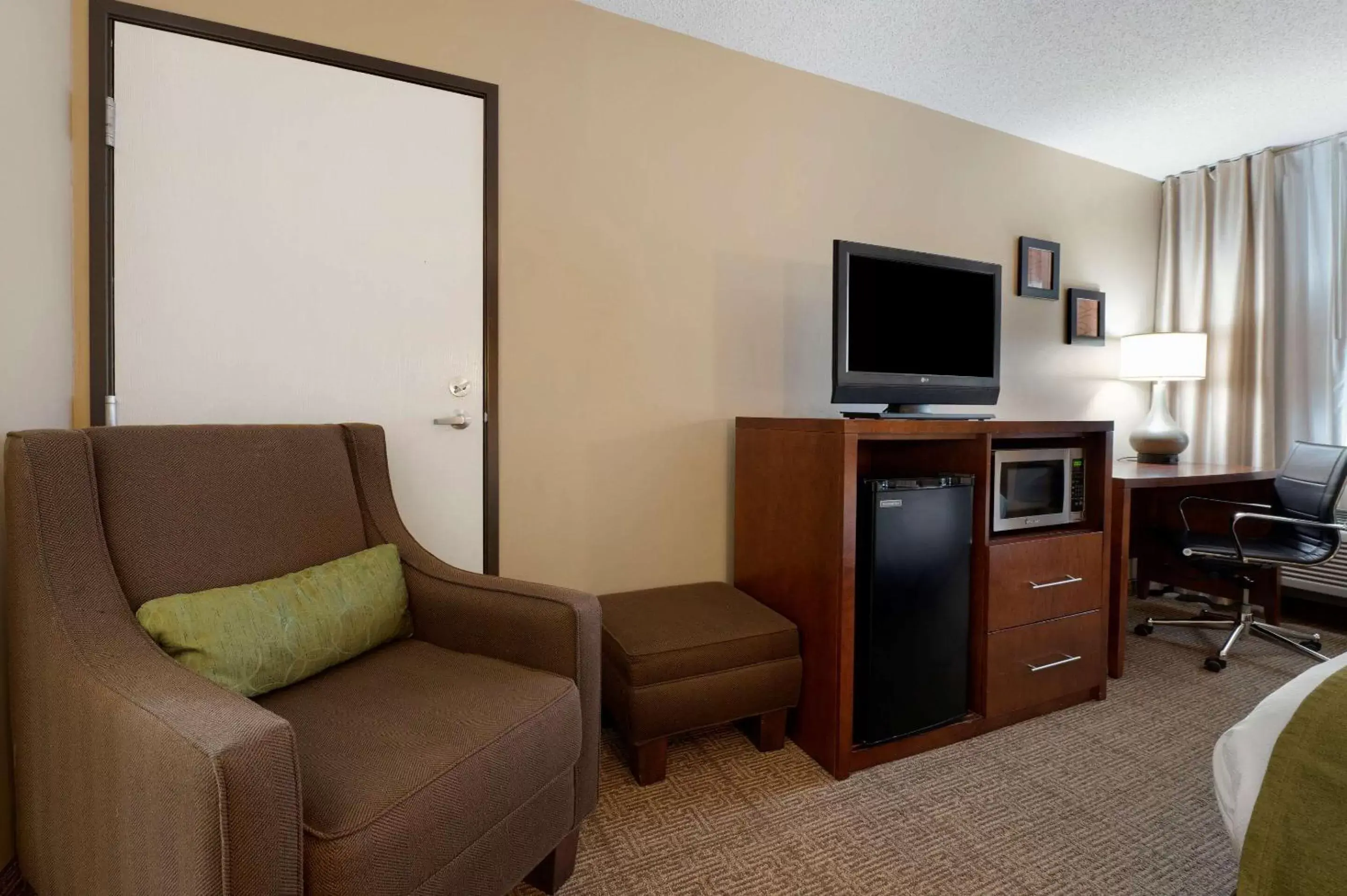 Bedroom, Seating Area in Comfort Inn Romeoville - Bolingbrook