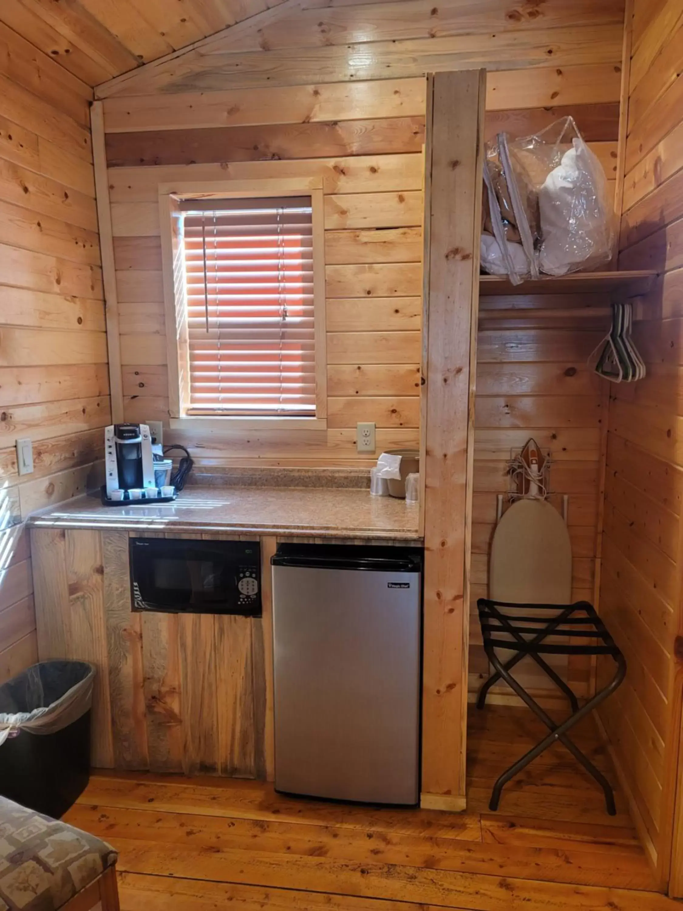 Kitchen/Kitchenette in Riverfront Motel & Cabins