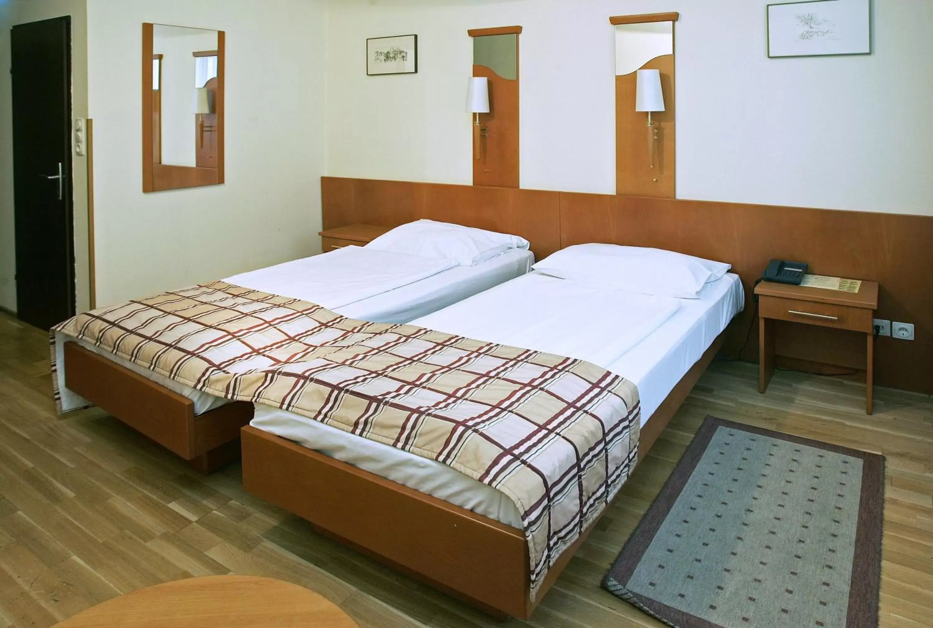 Photo of the whole room, Bed in Continental Hotel-Pension