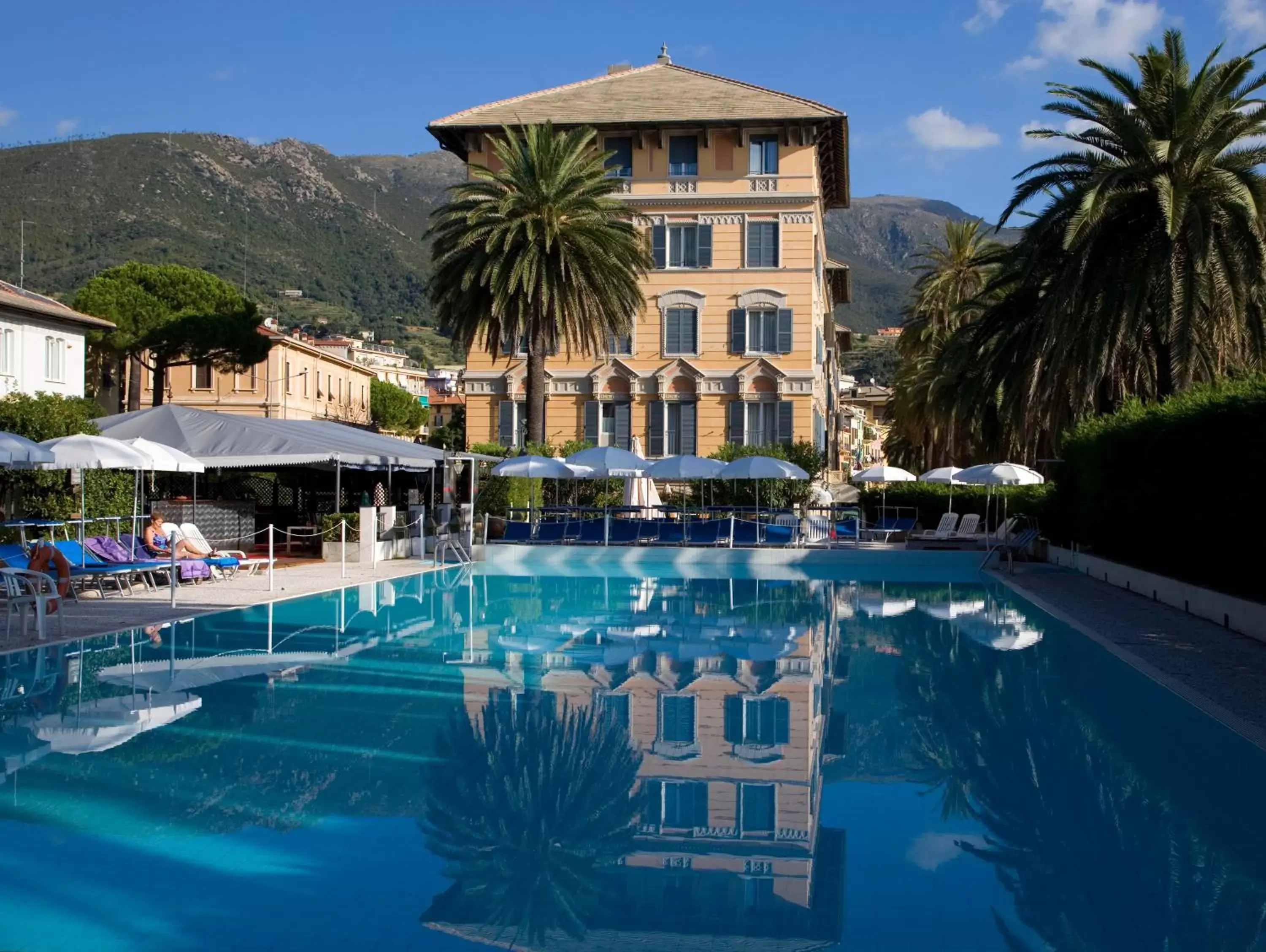 Facade/entrance, Swimming Pool in Grand Hotel Arenzano