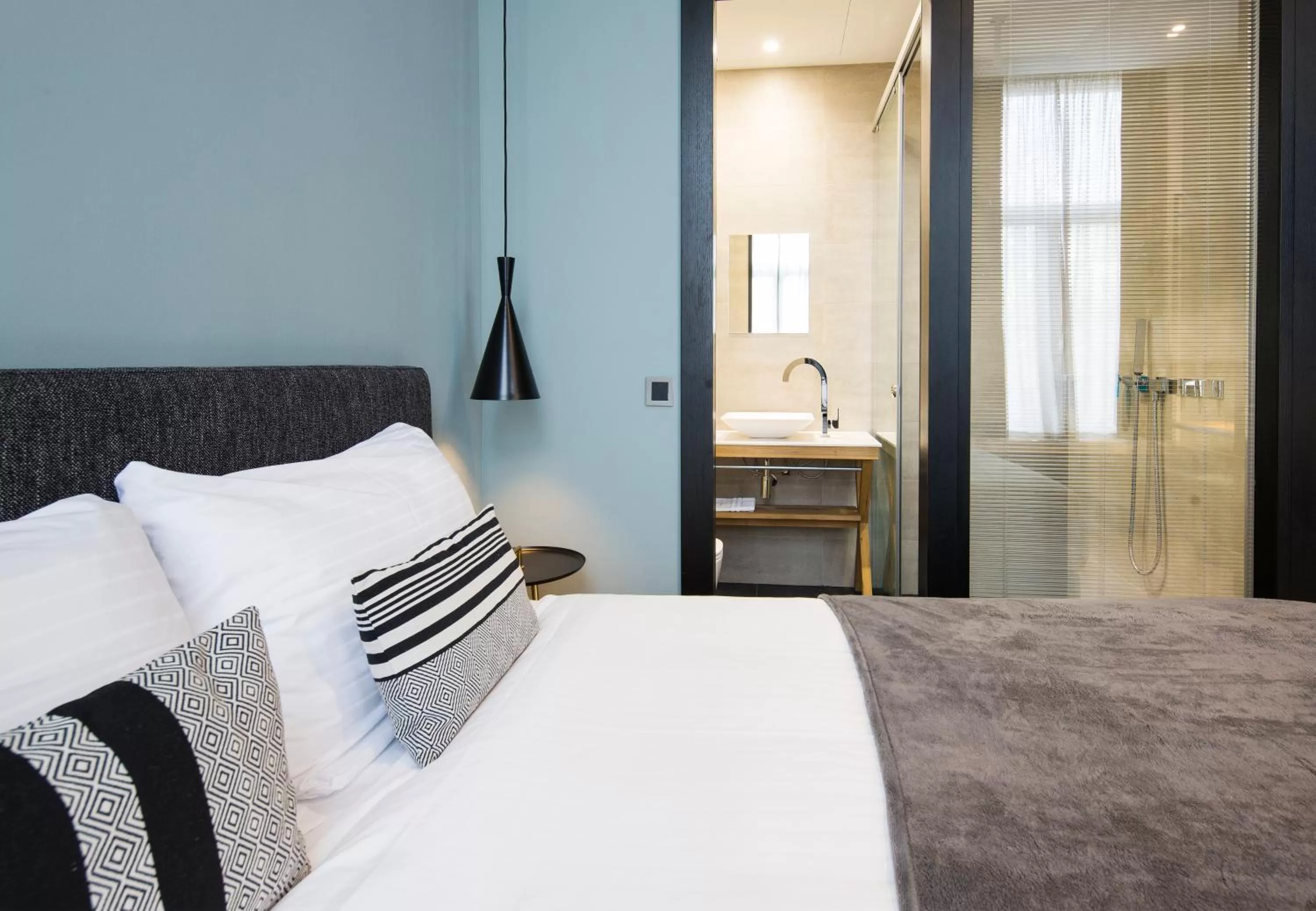 Bathroom, Bed in Quentin Zoo hotel