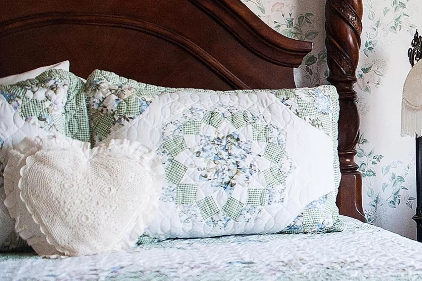 Bed in Anchorage Inn B&B