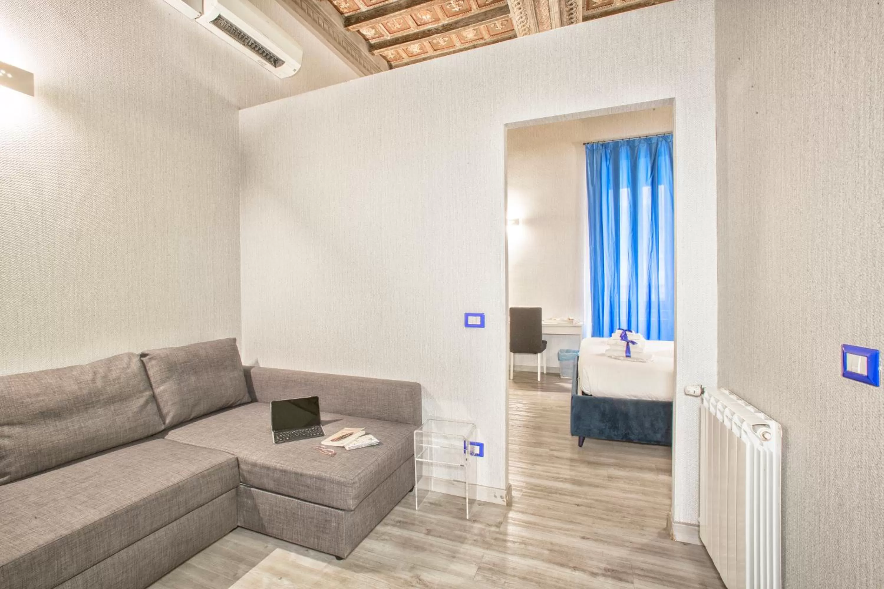 Photo of the whole room in History Suite