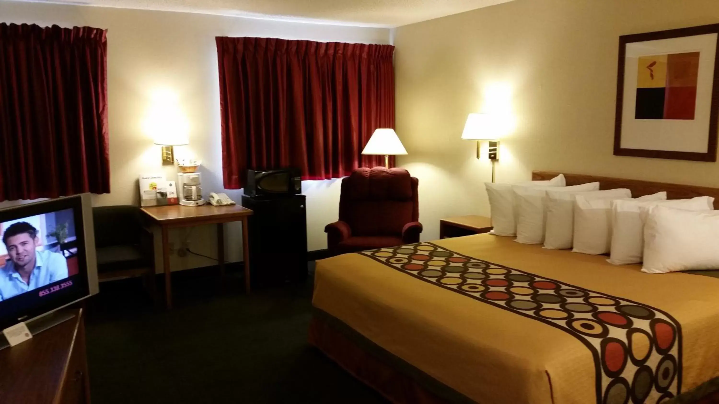 Photo of the whole room, Bed in Super 8 by Wyndham Dodge City