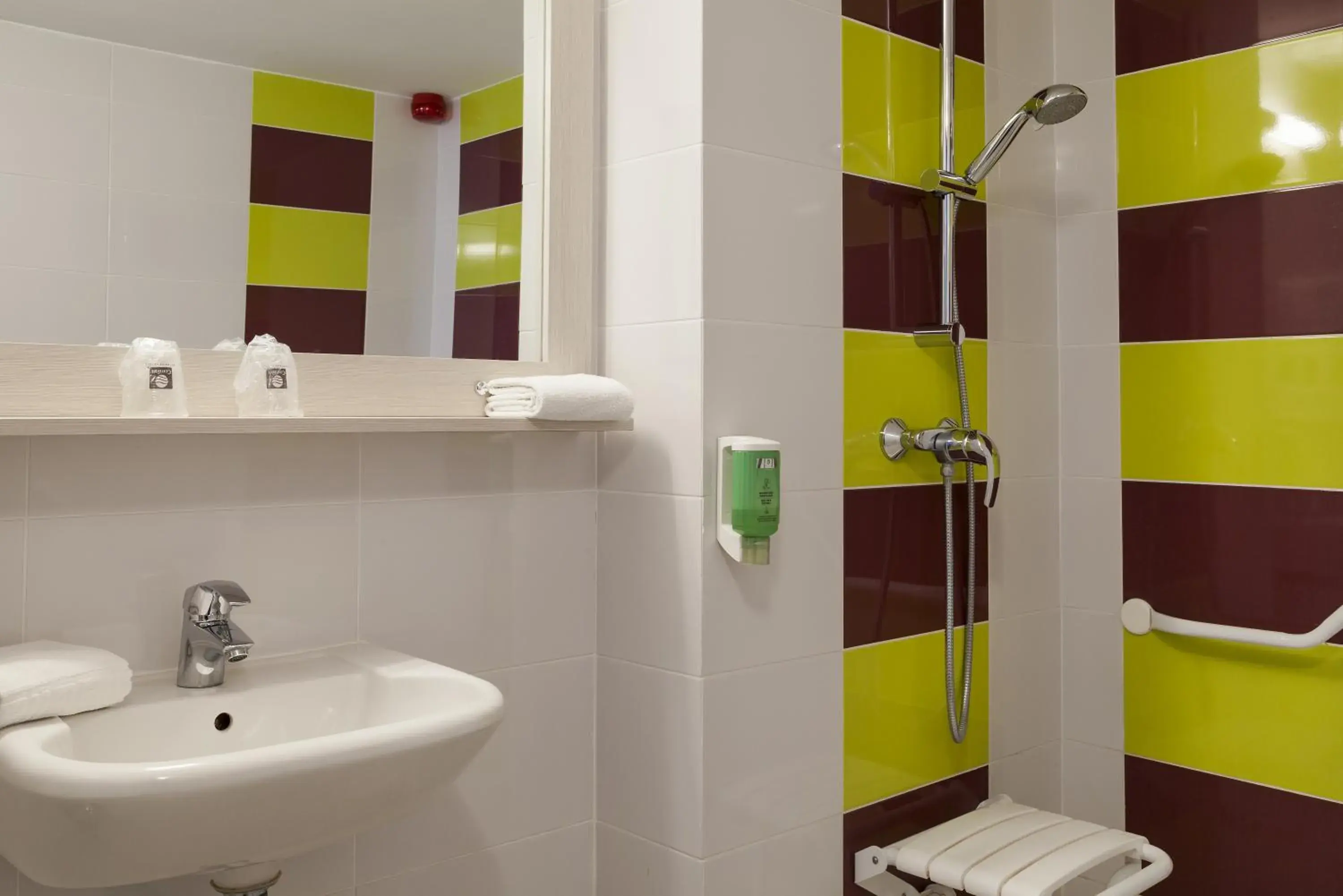 Bathroom in Comfort Hotel Orléans Olivet Bathroom in Comfort Hotel Orléans Olivet