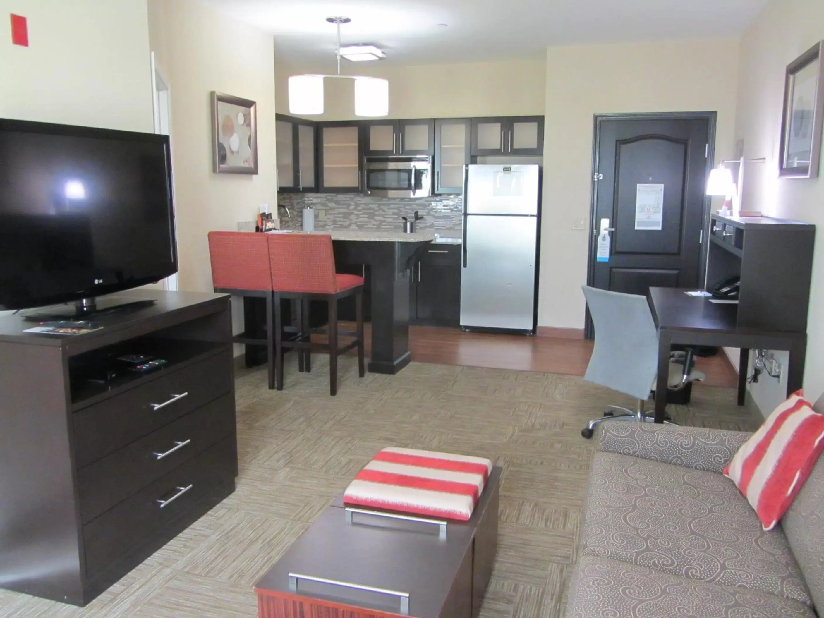 Kitchen or kitchenette, TV/Entertainment Center in Staybridge Suites Amarillo Western Crossing, an IHG Hotel