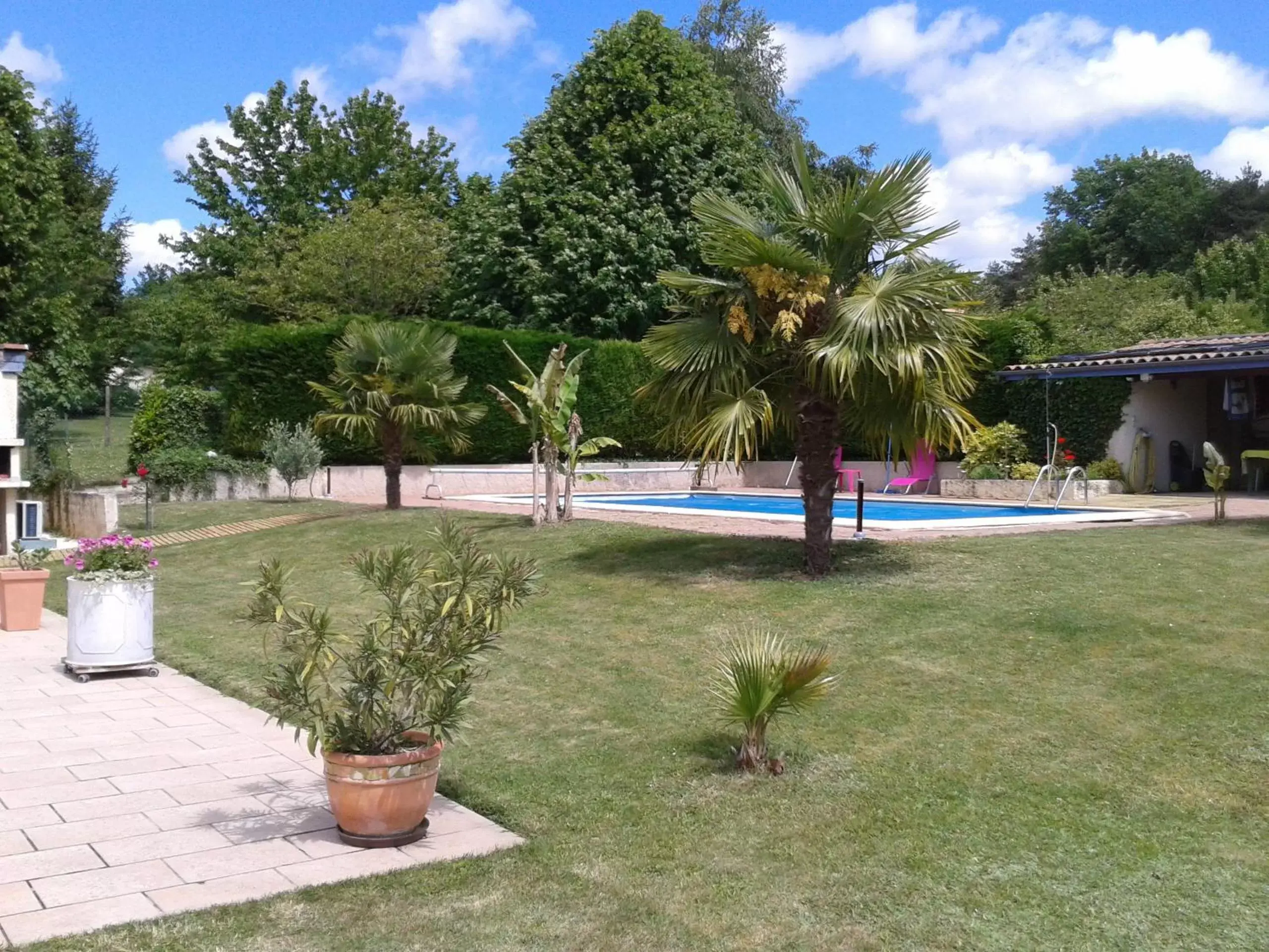Property building, Swimming Pool in Chez Isa et Dens