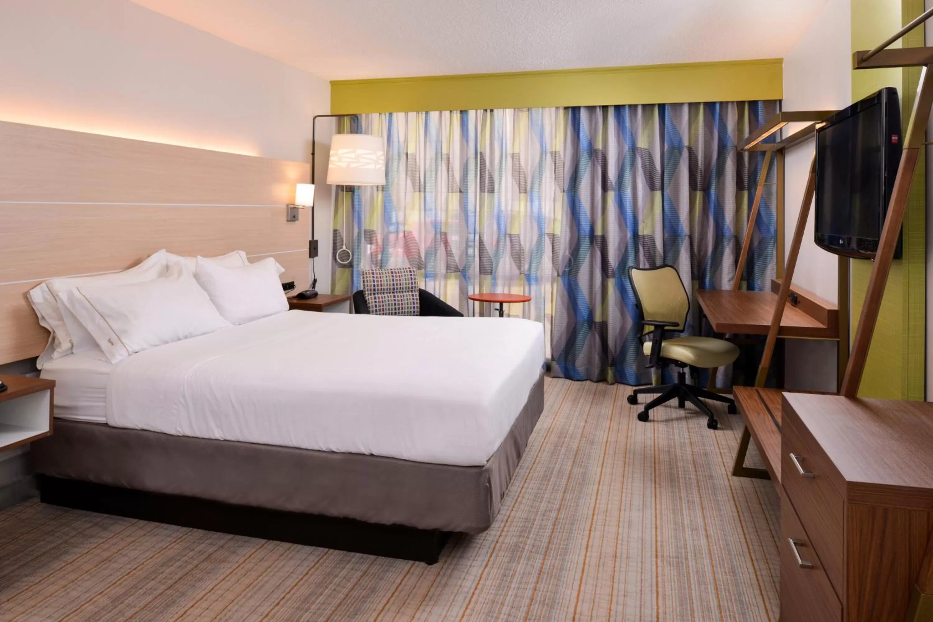 Photo of the whole room, Bed in Holiday Inn Express & Suites Springfield by IHG