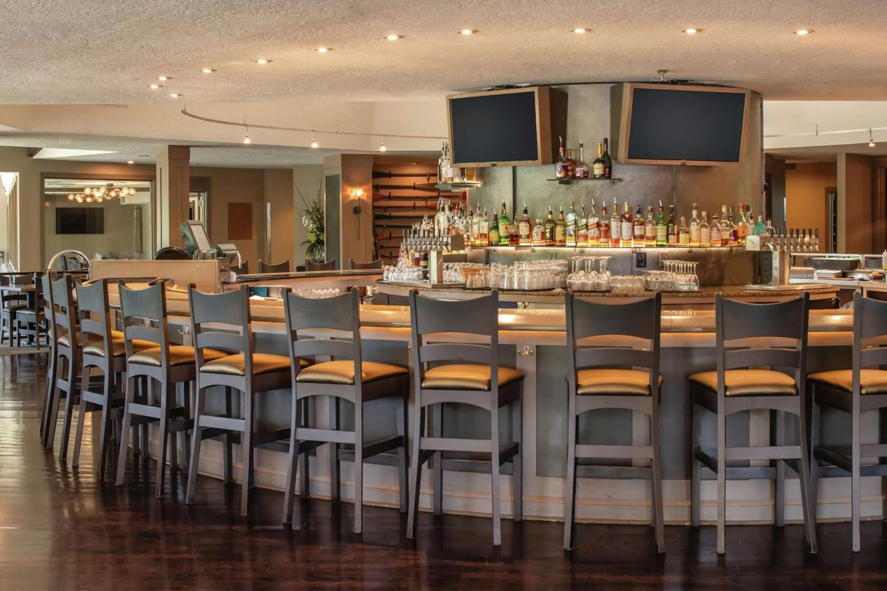 Lounge or bar in DoubleTree by Hilton Missoula Edgewater