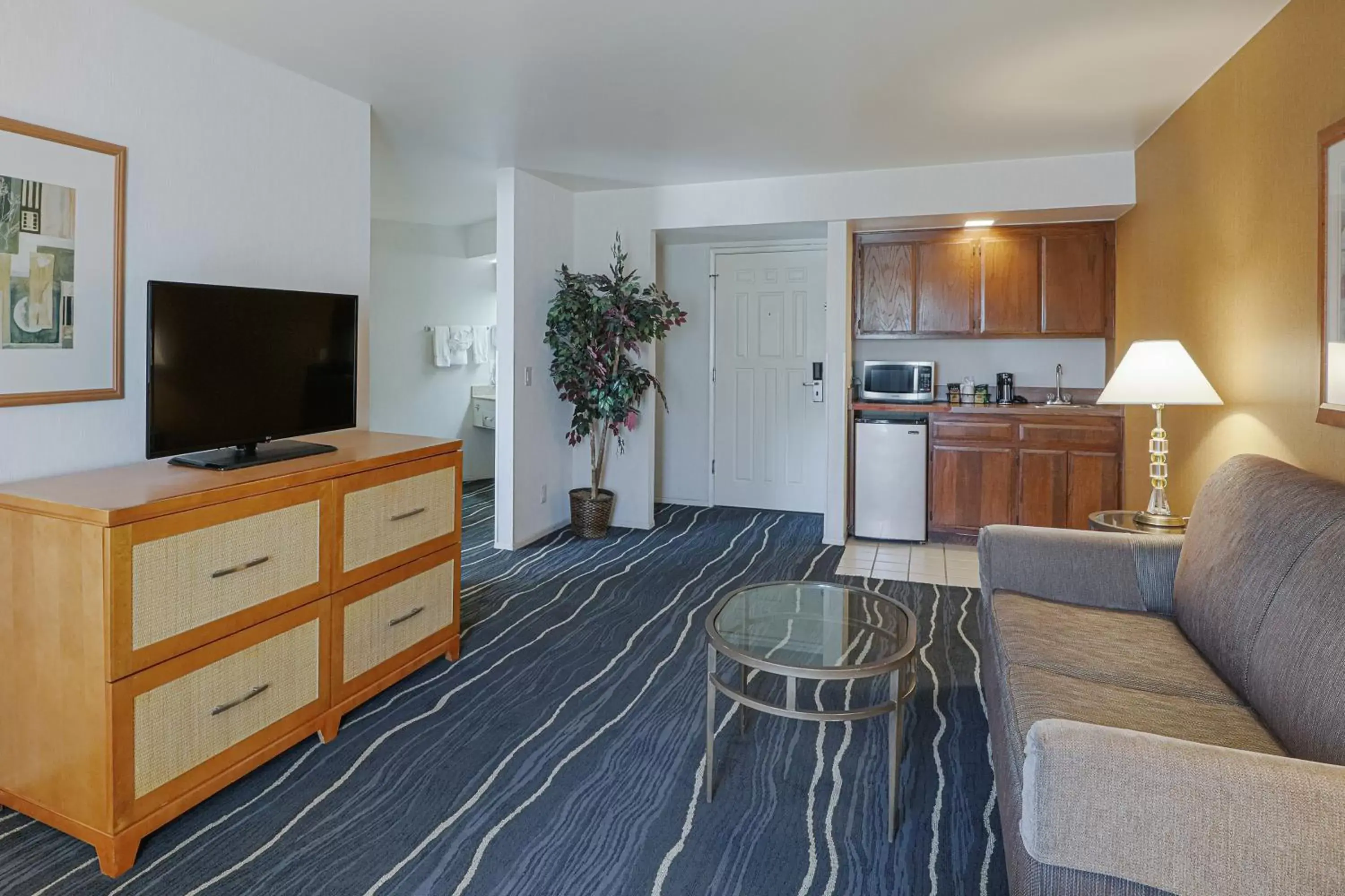 Living room, Seating Area in Ramada by Wyndham Costa Mesa/Newport Beach
