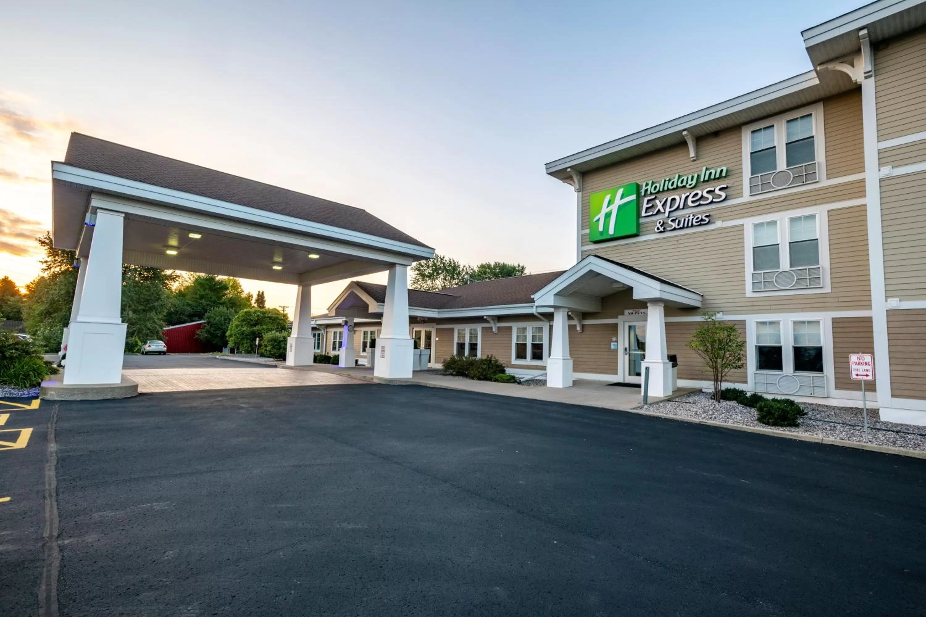 Property building in Holiday Inn Express & Suites Iron Mountain by IHG