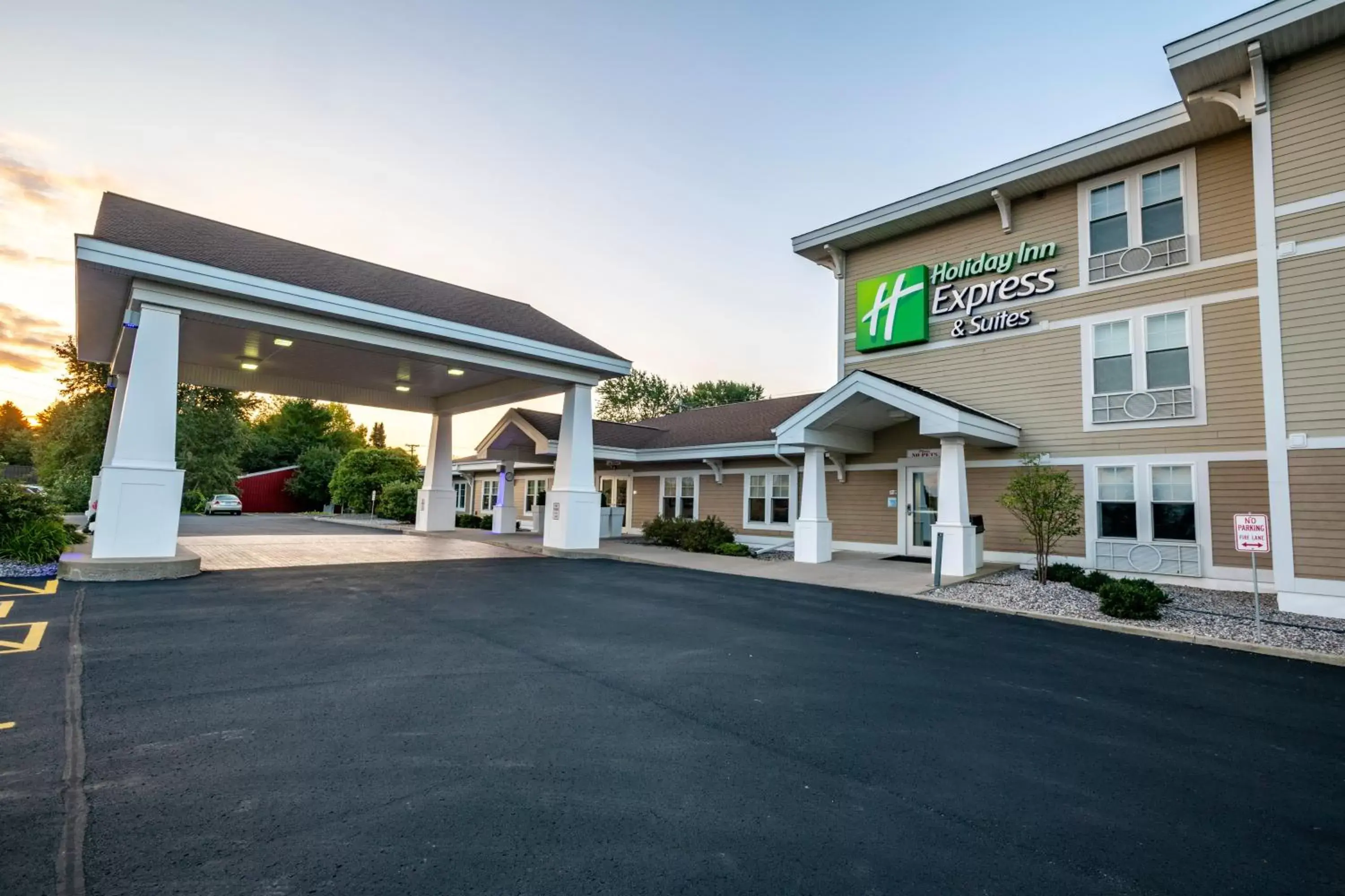 Property Building in Holiday Inn Express & Suites Iron Mountain, an IHG Hotel