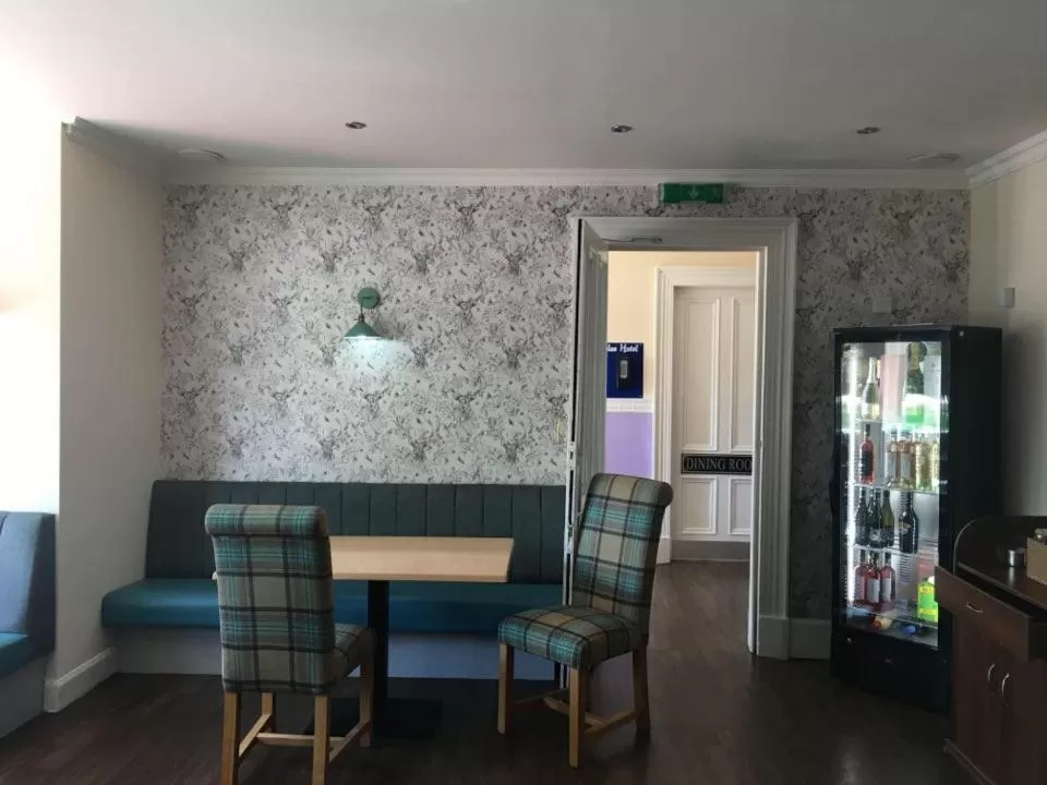 Restaurant/places to eat, Seating Area in The Douglas Hotel