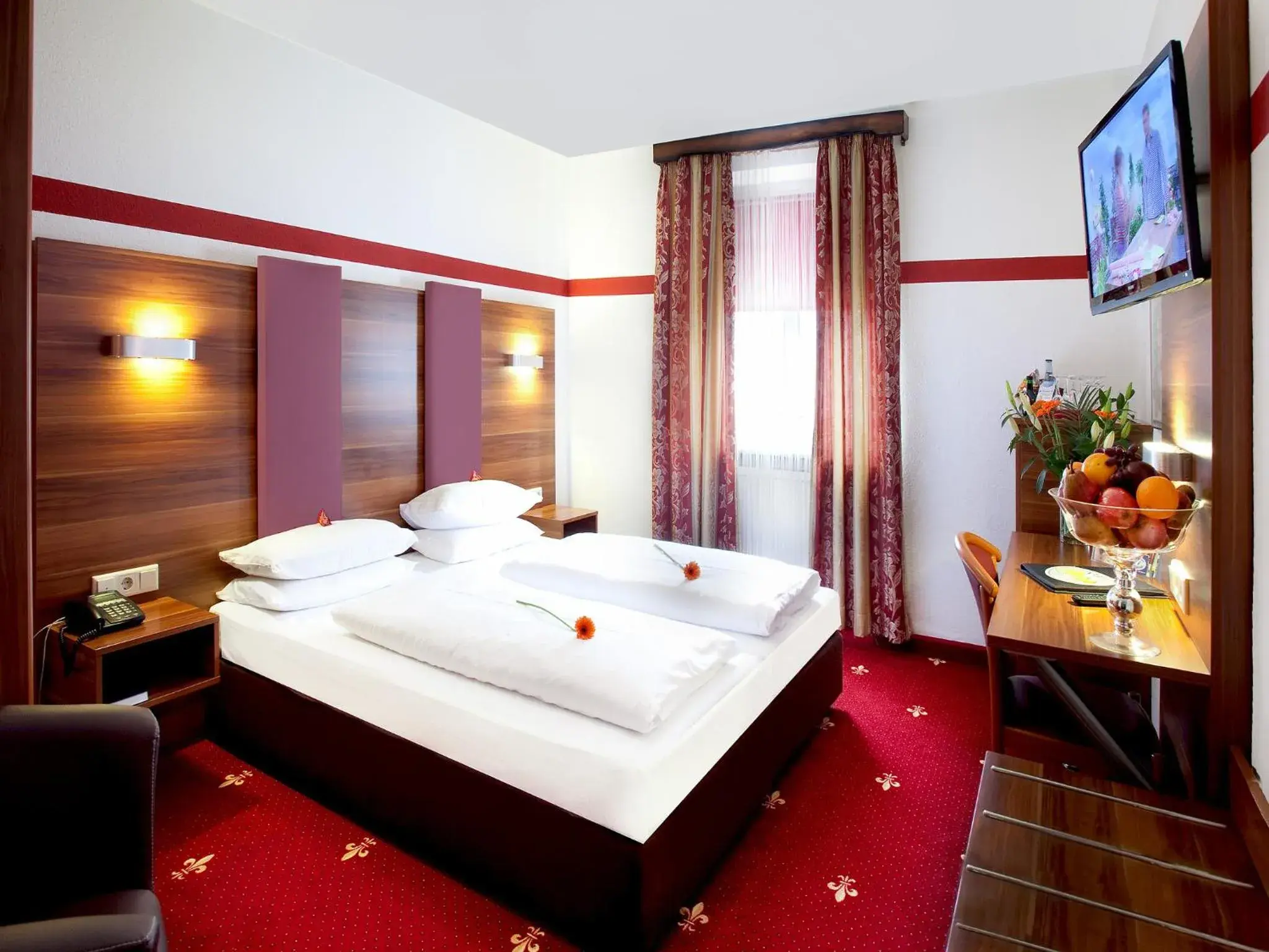 Photo of the whole room, Bed in Tiptop Hotel Burgschmiet Garni