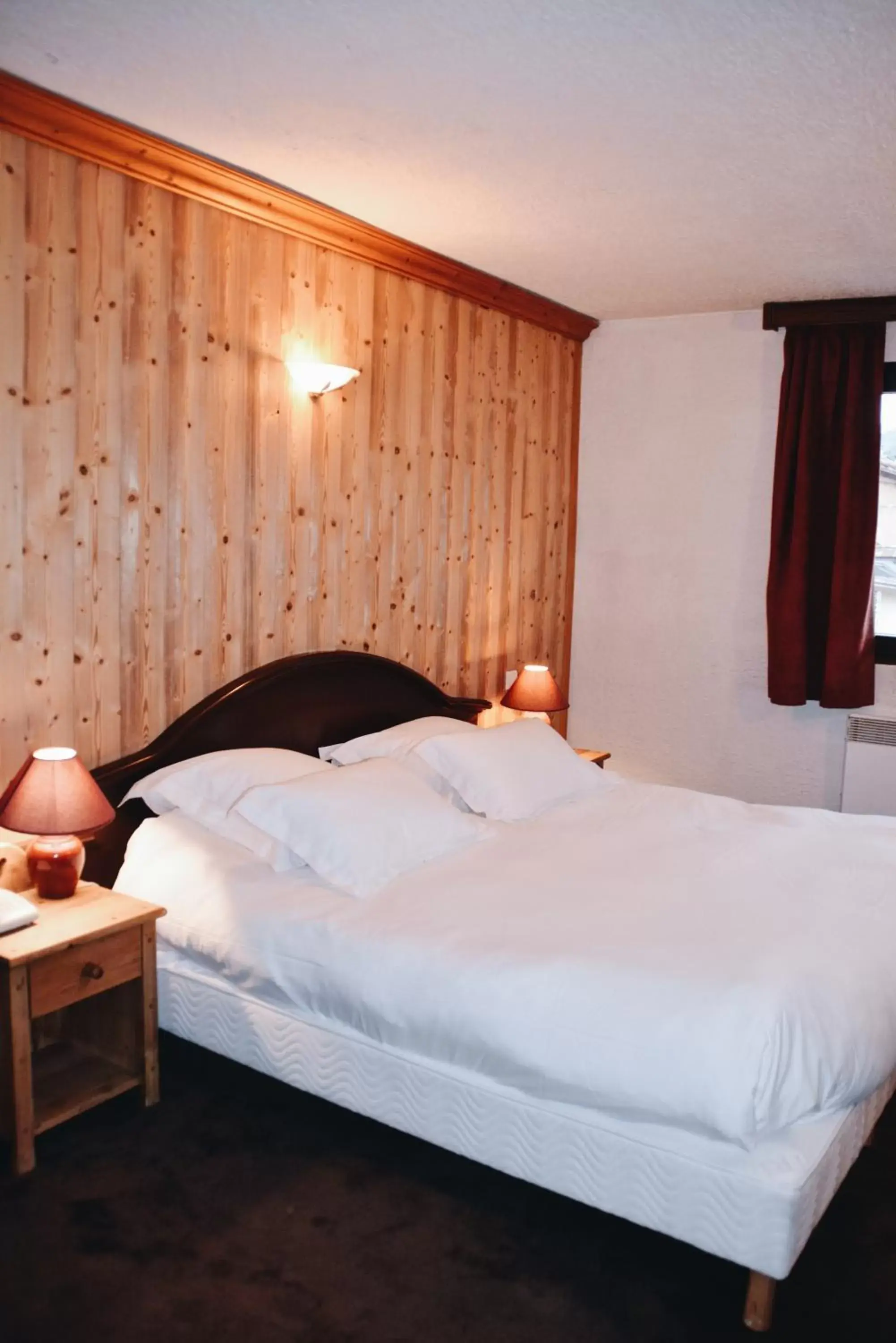 Photo of the whole room, Bed in Auberge de Savoie