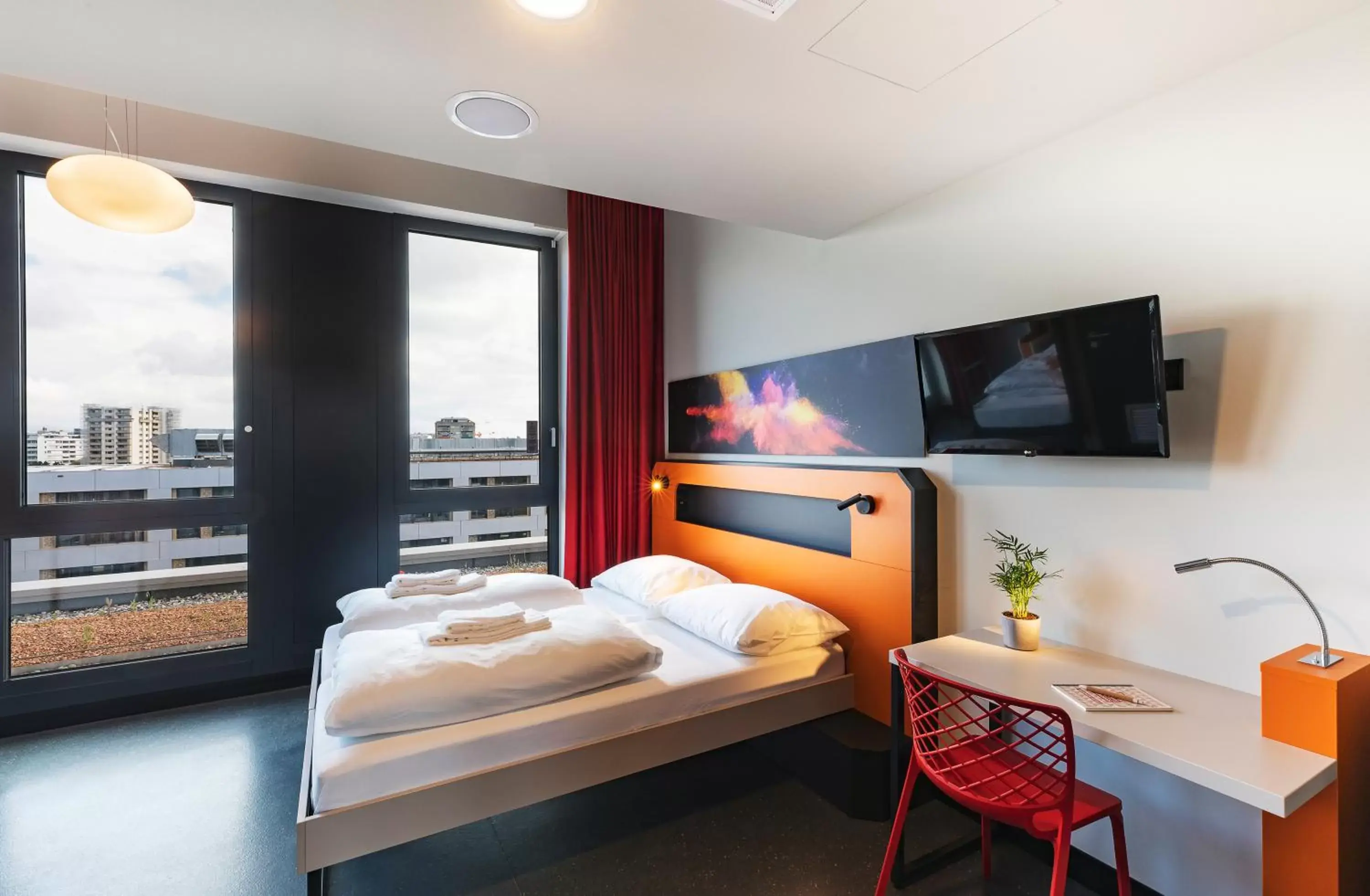 Bed in MEININGER Hotel Genève Centre Charmilles