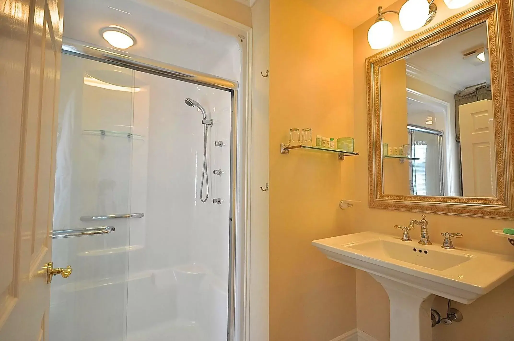 Bathroom in Atlantis Inn Hotel