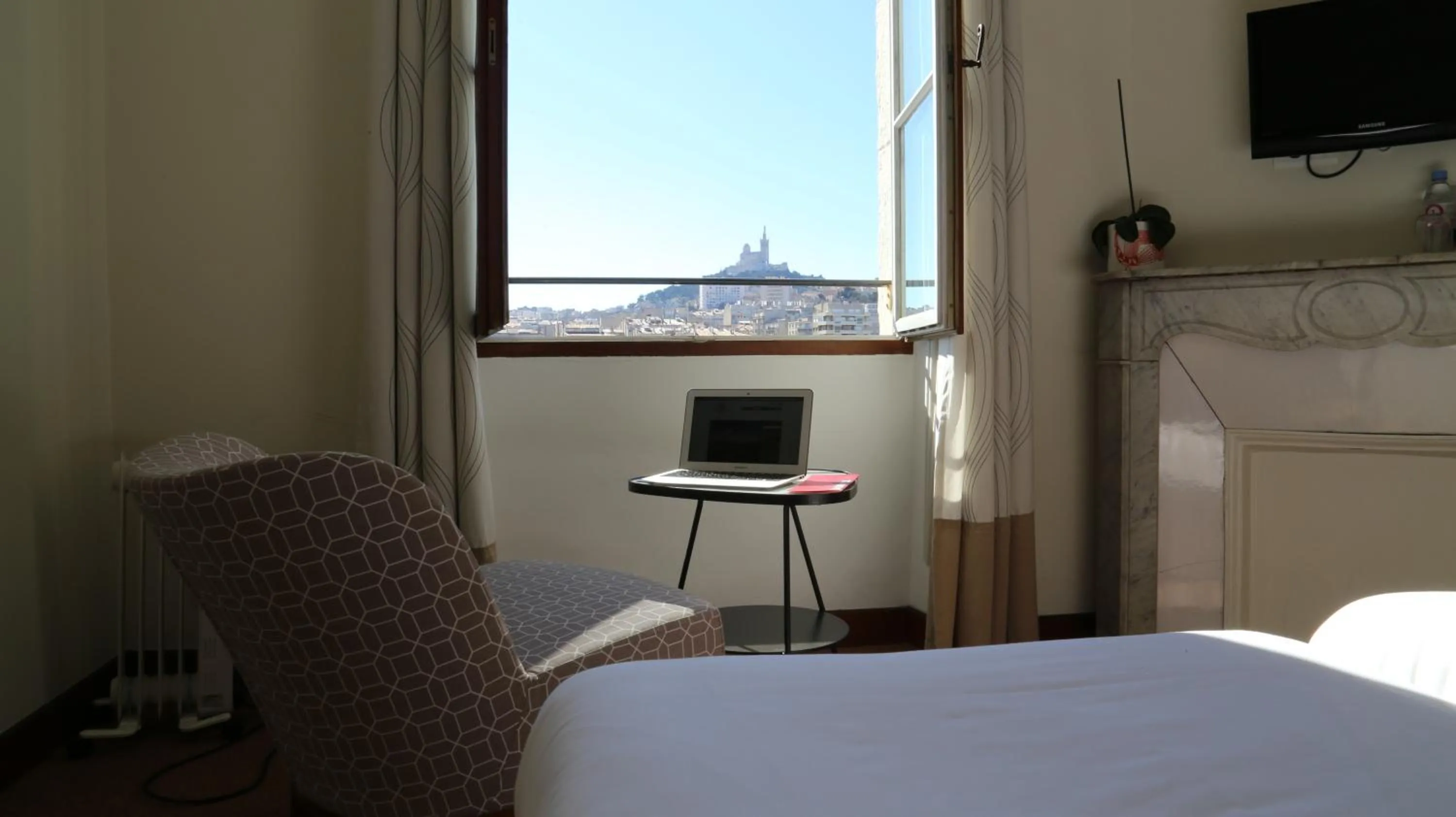 Superior Double Room with Old Port View in Hotel Belle-Vue Vieux-Port