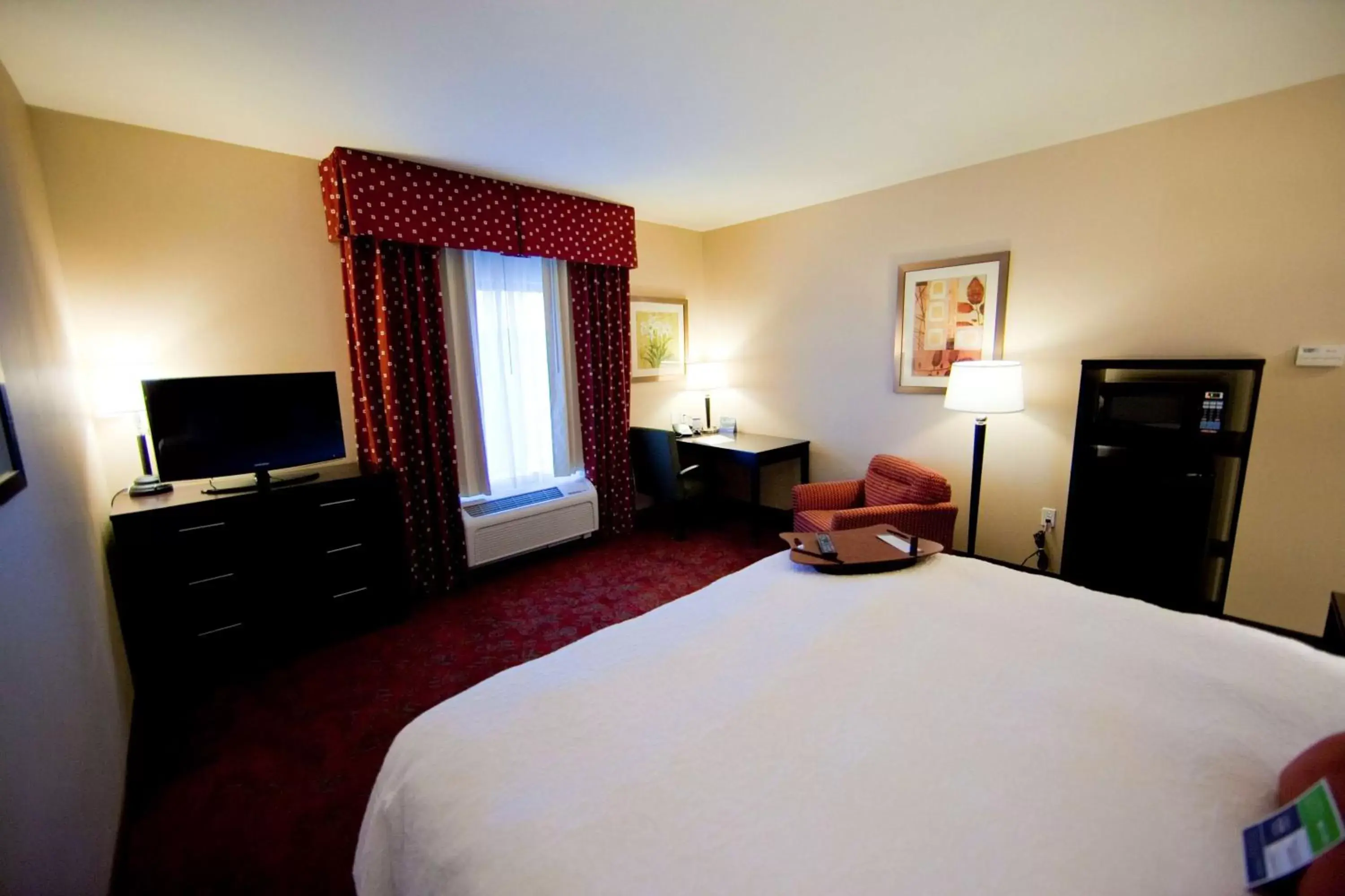 Bed in Hampton Inn & Suites by Hilton Seattle/Kent