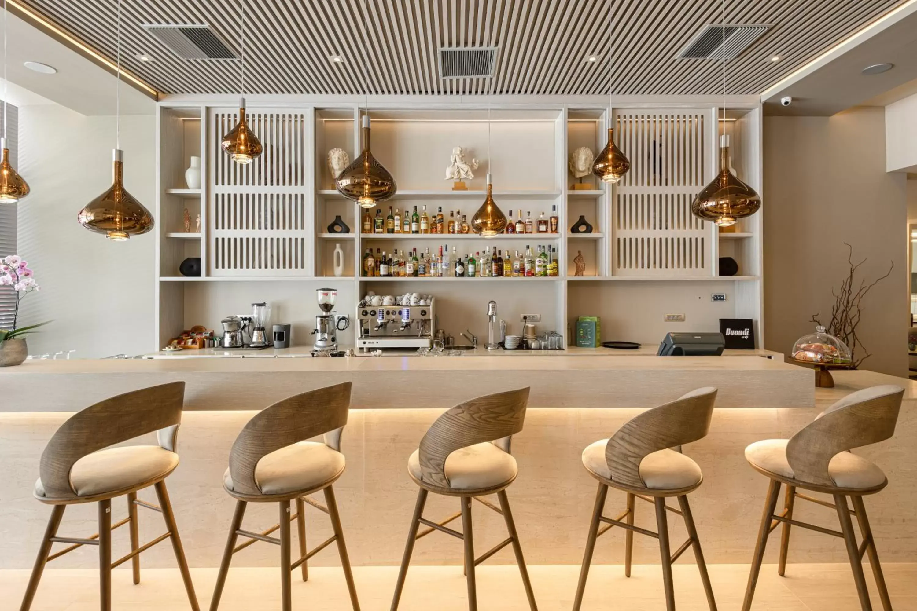 Lounge or bar, Lounge/Bar in Holiday Inn Thessaloniki, an IHG Hotel