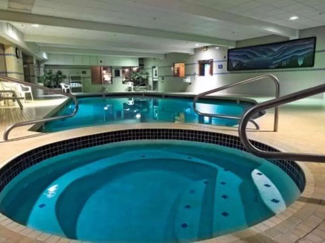 Swimming Pool in Hotel Thea Tacoma, Ascend Hotel Collection