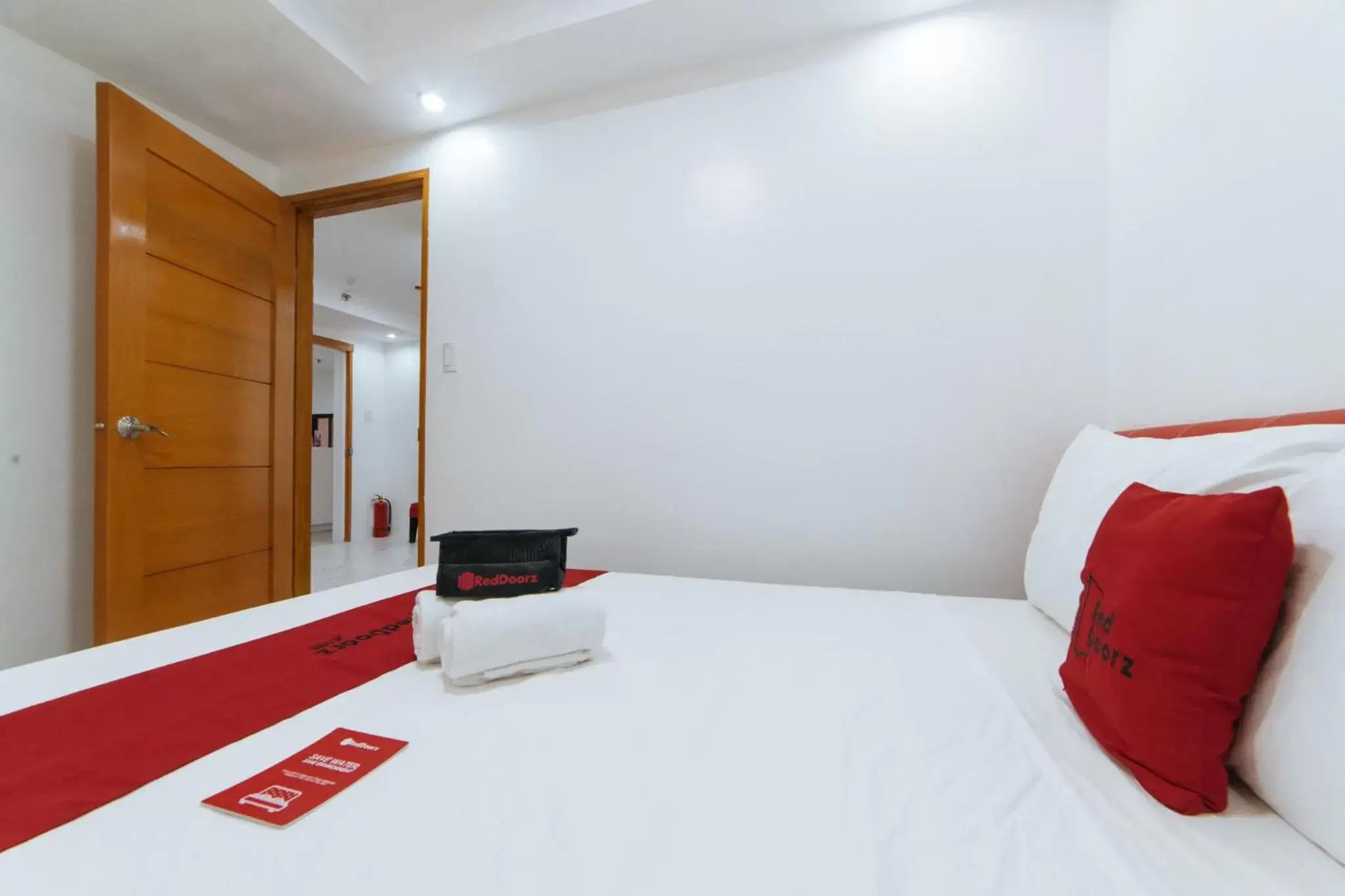 Bedroom, Bed in RedDoorz @ DBuilders Bangkal Makati