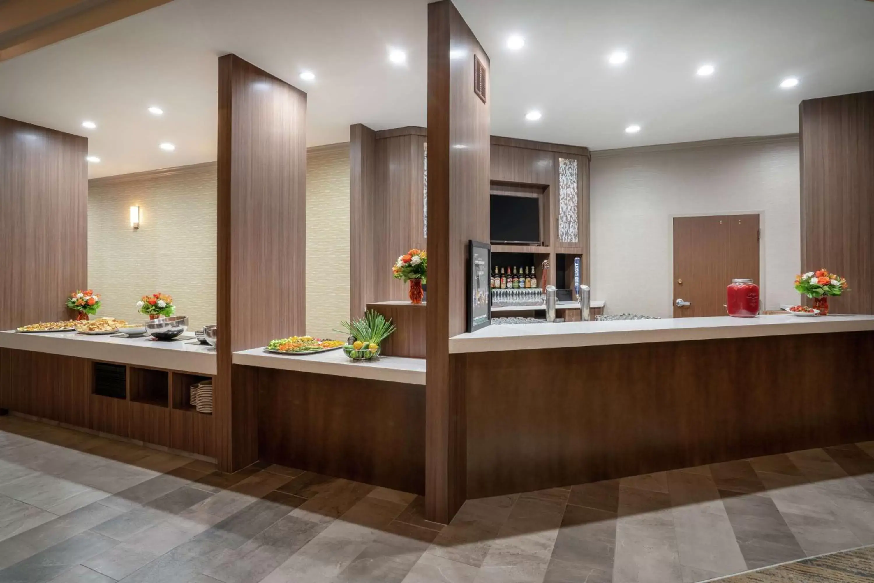 Lobby or reception, Kitchen/Kitchenette in Embassy Suites Nashville - at Vanderbilt