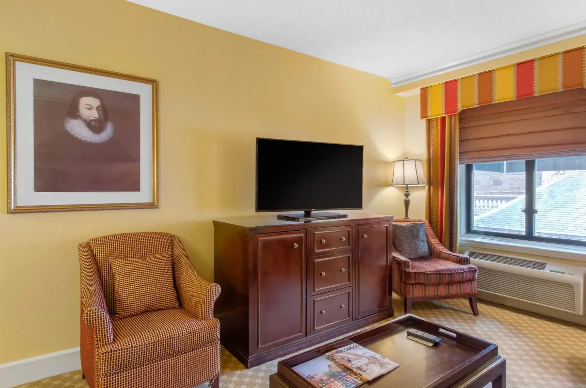 Bedroom, TV/Entertainment Center in Boston Omni Parker House Hotel