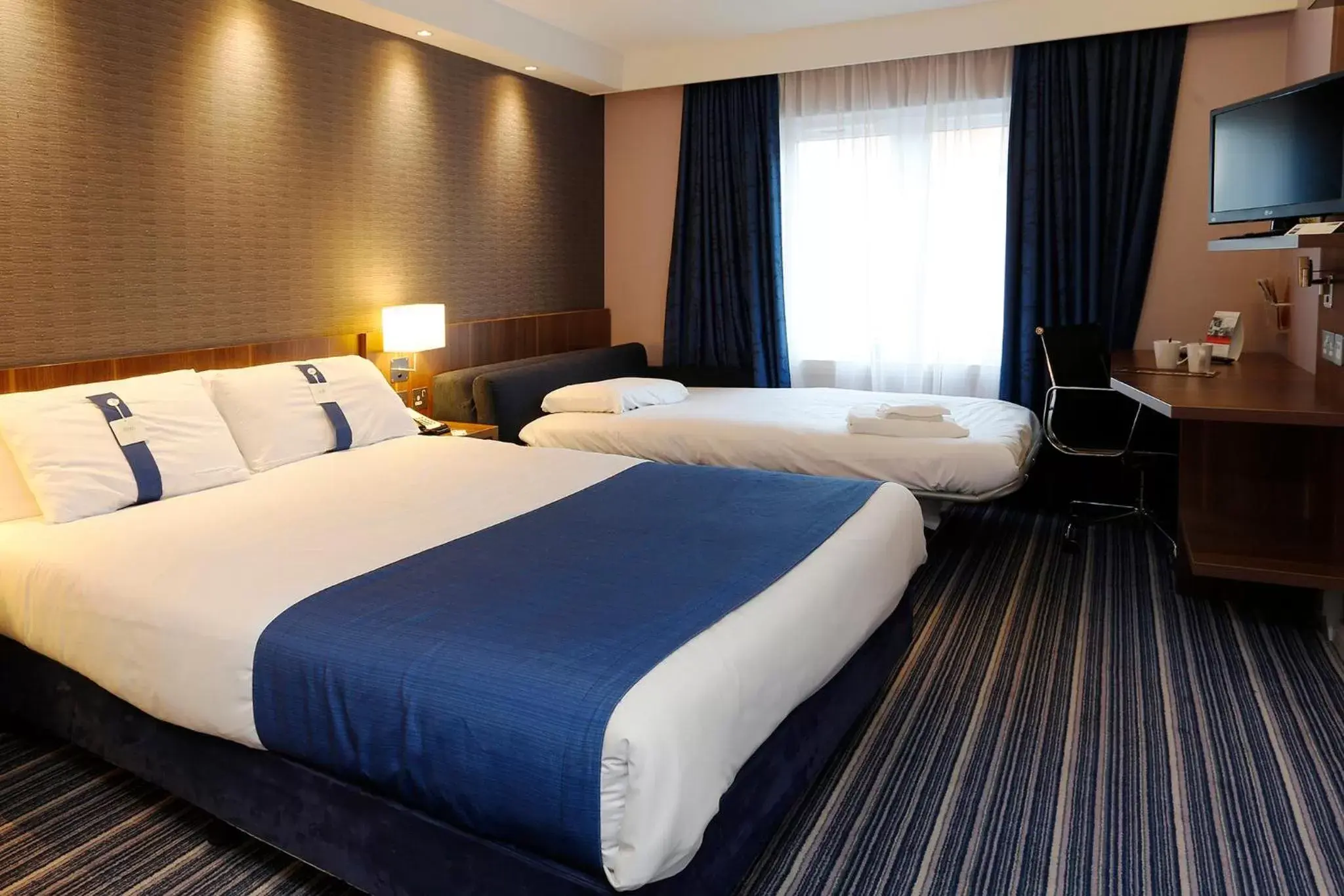 Photo of the whole room, Bed in Holiday Inn Express Windsor, an IHG Hotel