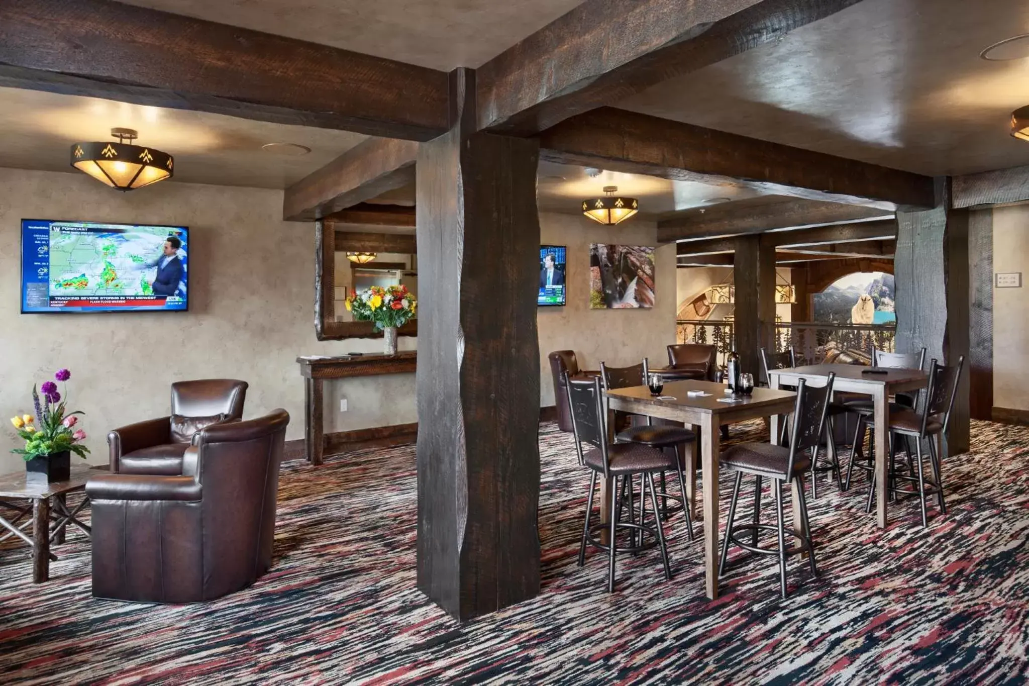 Restaurant/places to eat, Lounge/Bar in Glacier International Lodge