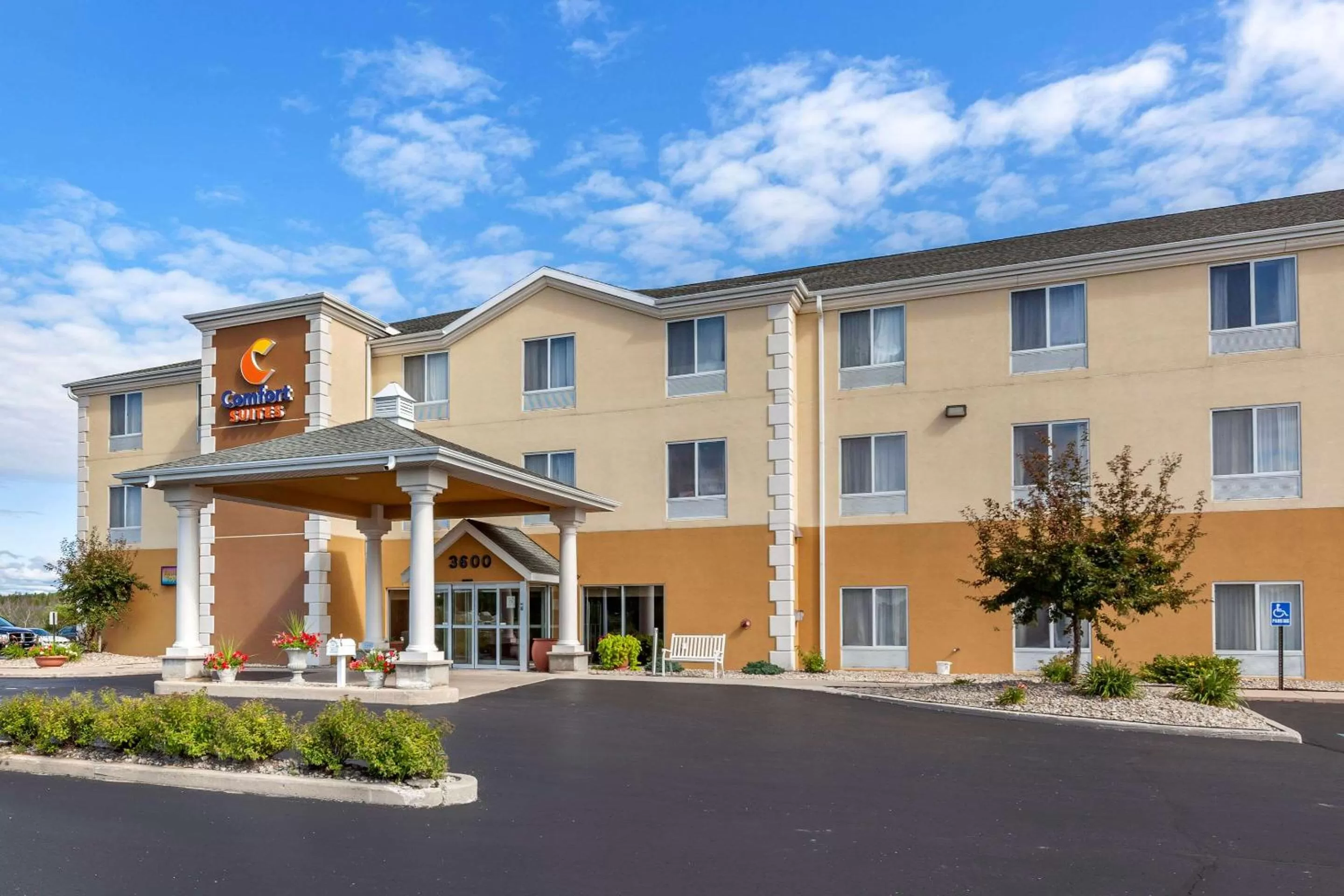 Property building in Comfort Suites Escanaba West